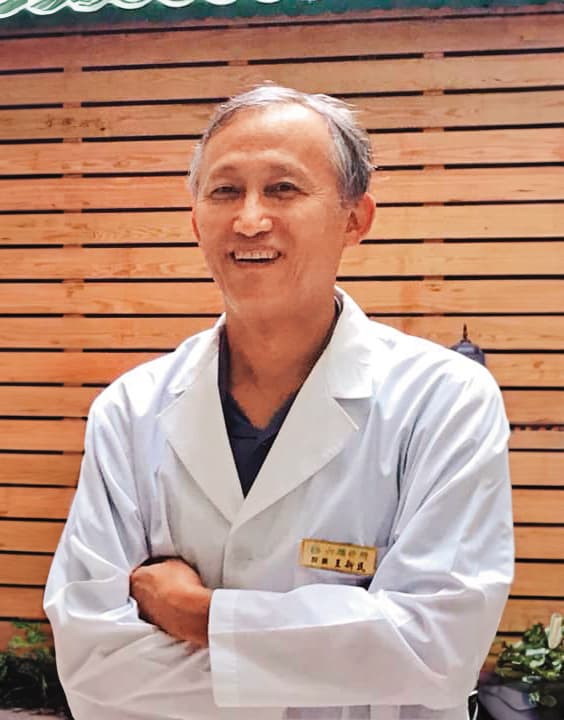 六順診所院長王新民時常接受報章雜誌採訪,講述腦中風治療的分享。(翻攝六順診所臉書)