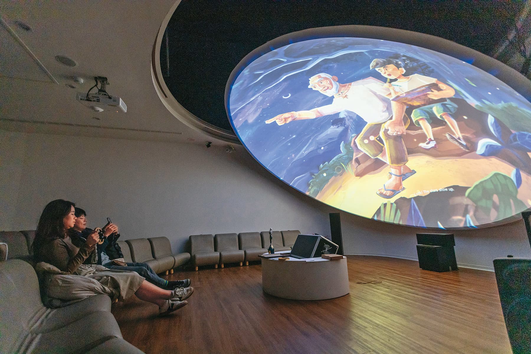 星空劇場以360度圓頂天幕呈現古代神話、星座故事與宇宙景象。