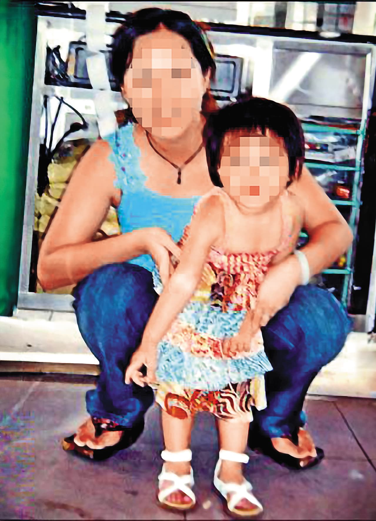 黃姓女子(左)帶著女兒(右)離家出走,女兒最後不幸遭虐死。(翻攝畫面)