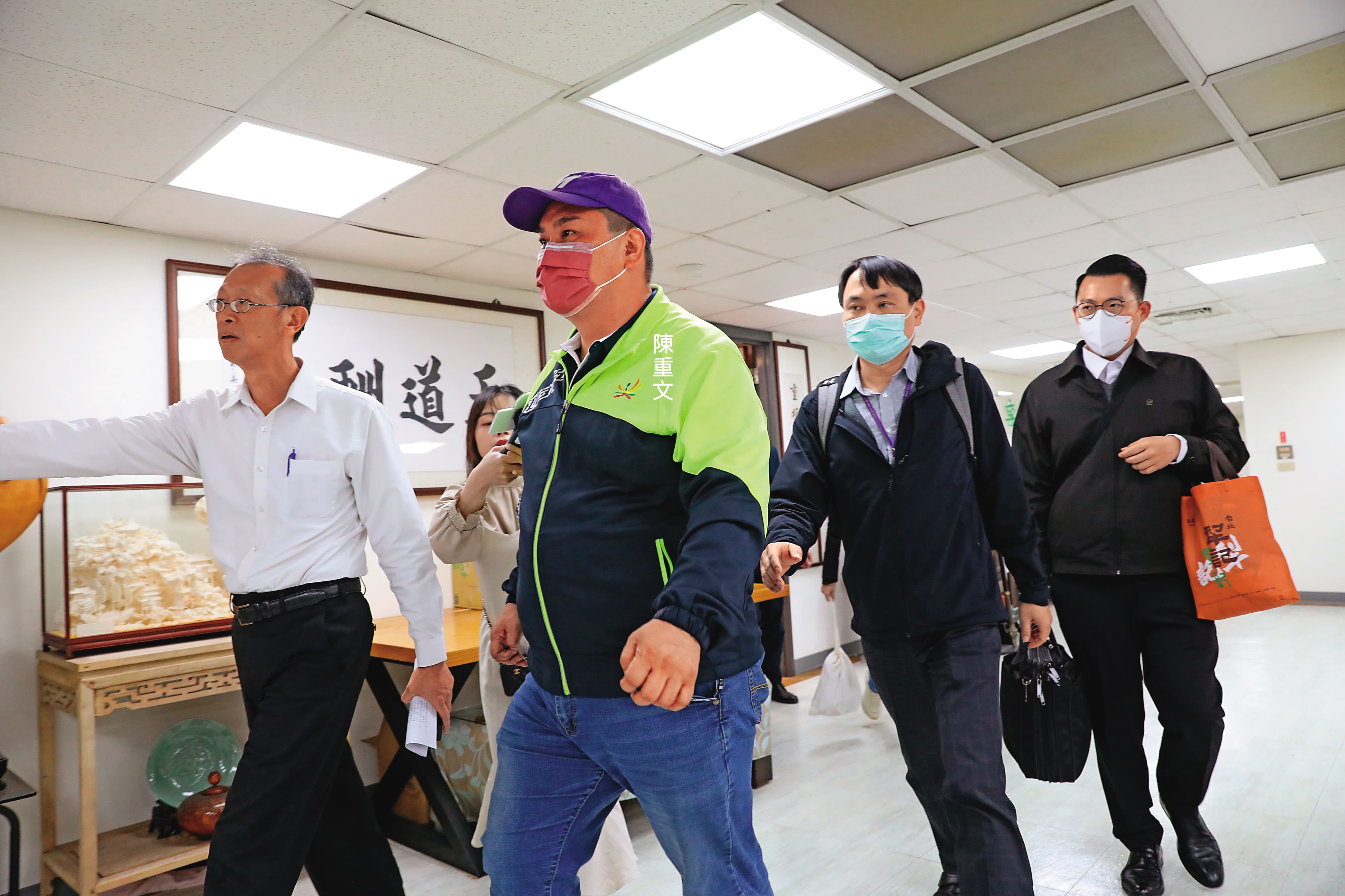 陳重文因涉貪,3月14日辦公室遭搜索時,本刊直擊他被帶走訊問。