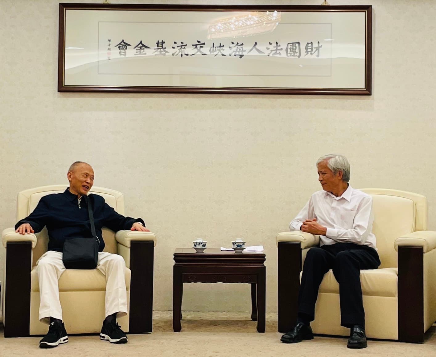 劉先生(左)拜會海基會代理祕書長高建智(右)。(海基會提供)