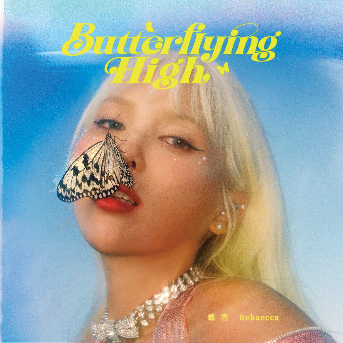 蝶香是本名，她對蝴蝶特別有感情，個人第一張單曲封面照特地與「蝴蝶」入鏡。（翻攝自蝶香IG）