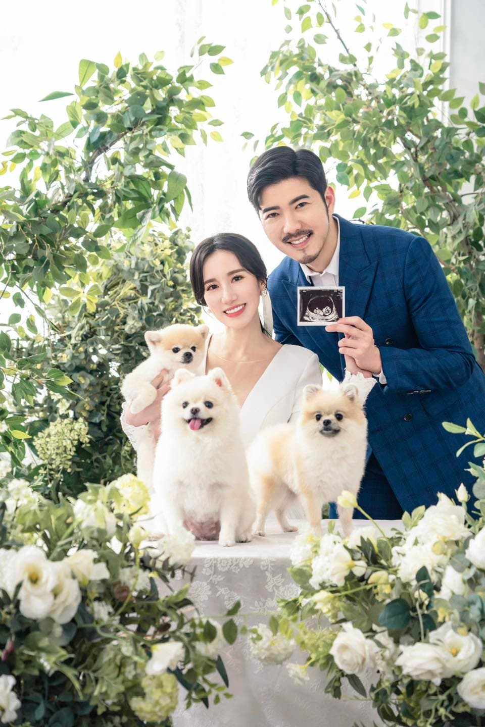 Apple與趙國翔、3隻毛小孩們一起拍婚紗。(翻攝appleweiting IG)