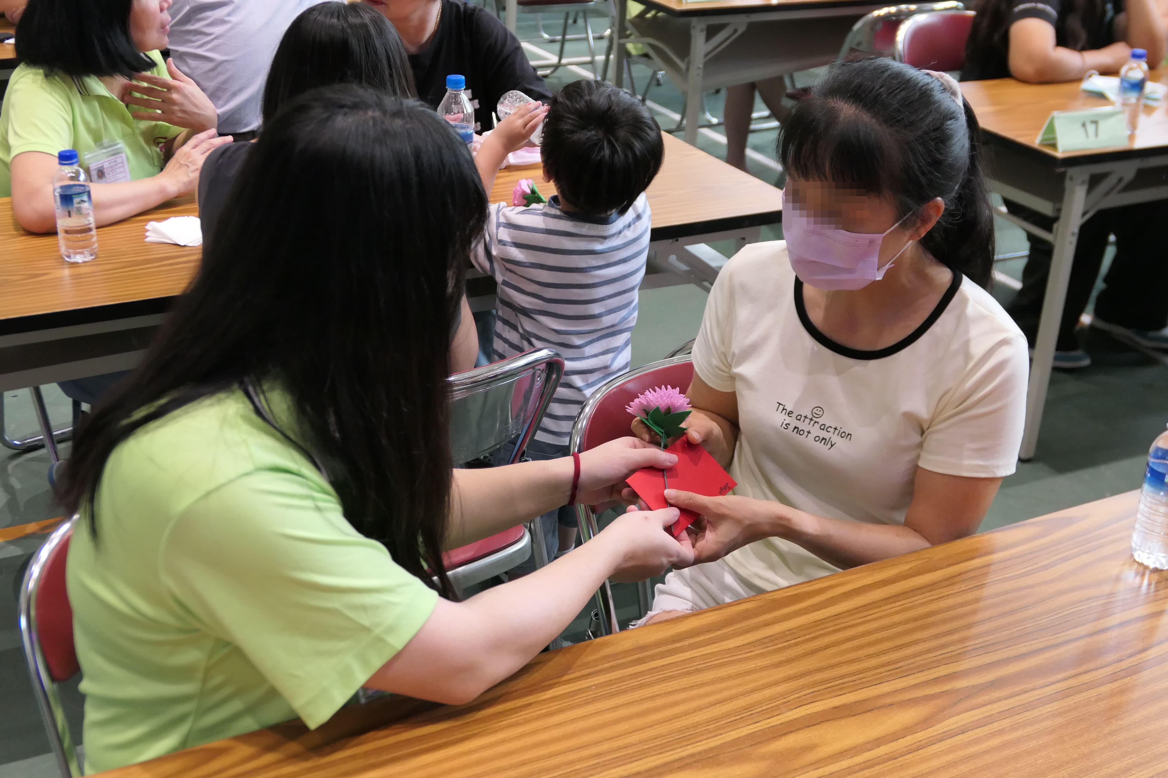收容人事前親手製作不織布康乃馨及書寫真情小卡，表達平日難以言喻的歉疚與感激。（台中女監提供）