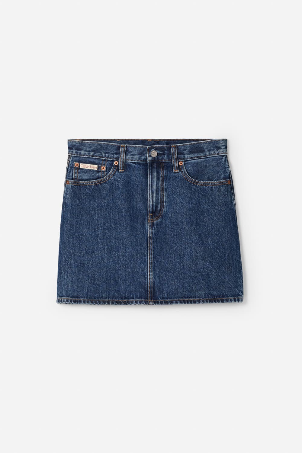 高腰丹寧短裙。NT$$3,780(Calvin Klein提供)
