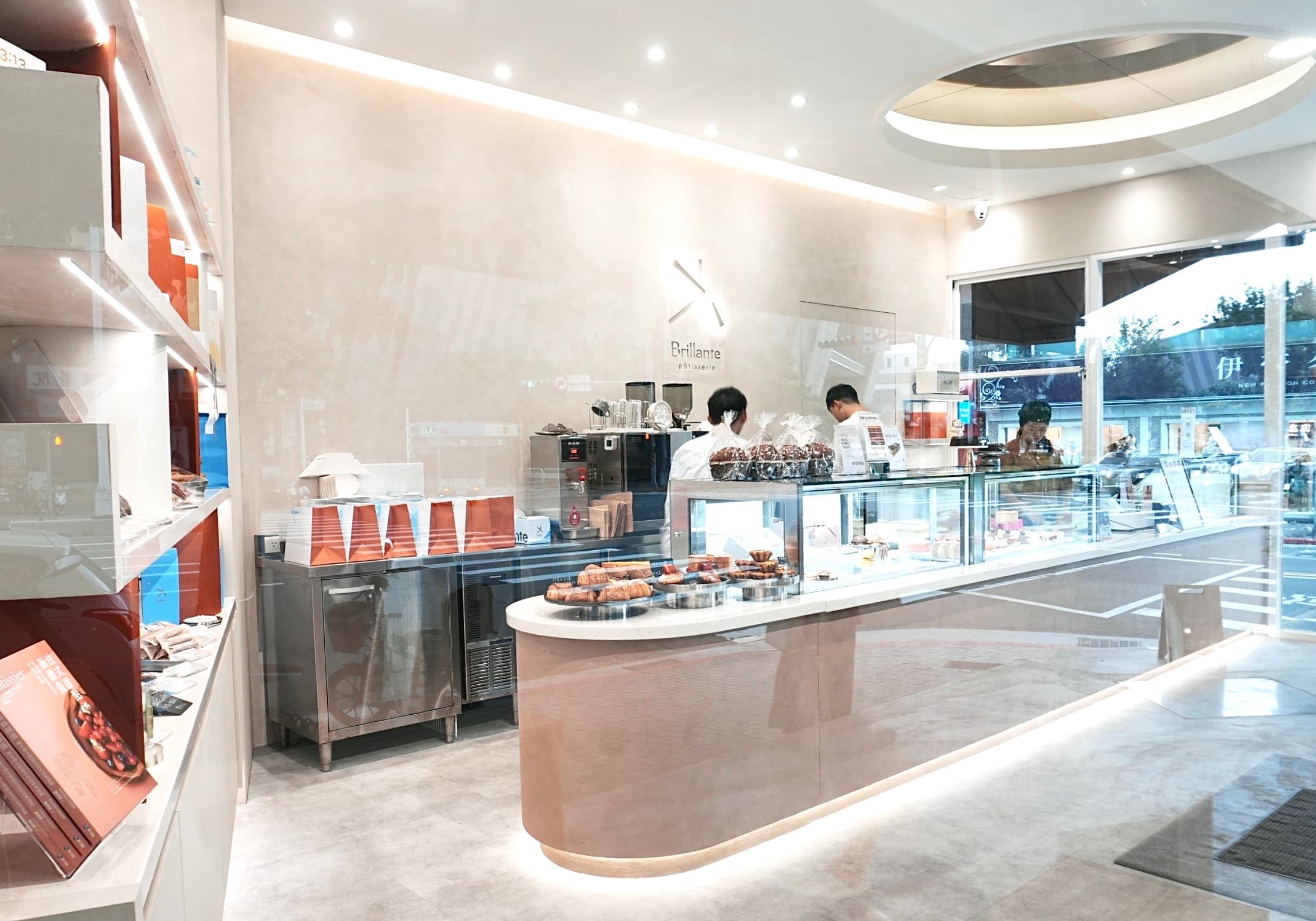 「Brillante pâtisserie 星忱甜點」距離全統麵包走路僅幾分鐘的路程，讓消費者可以不用跑大老遠就能同時享受2種美味。