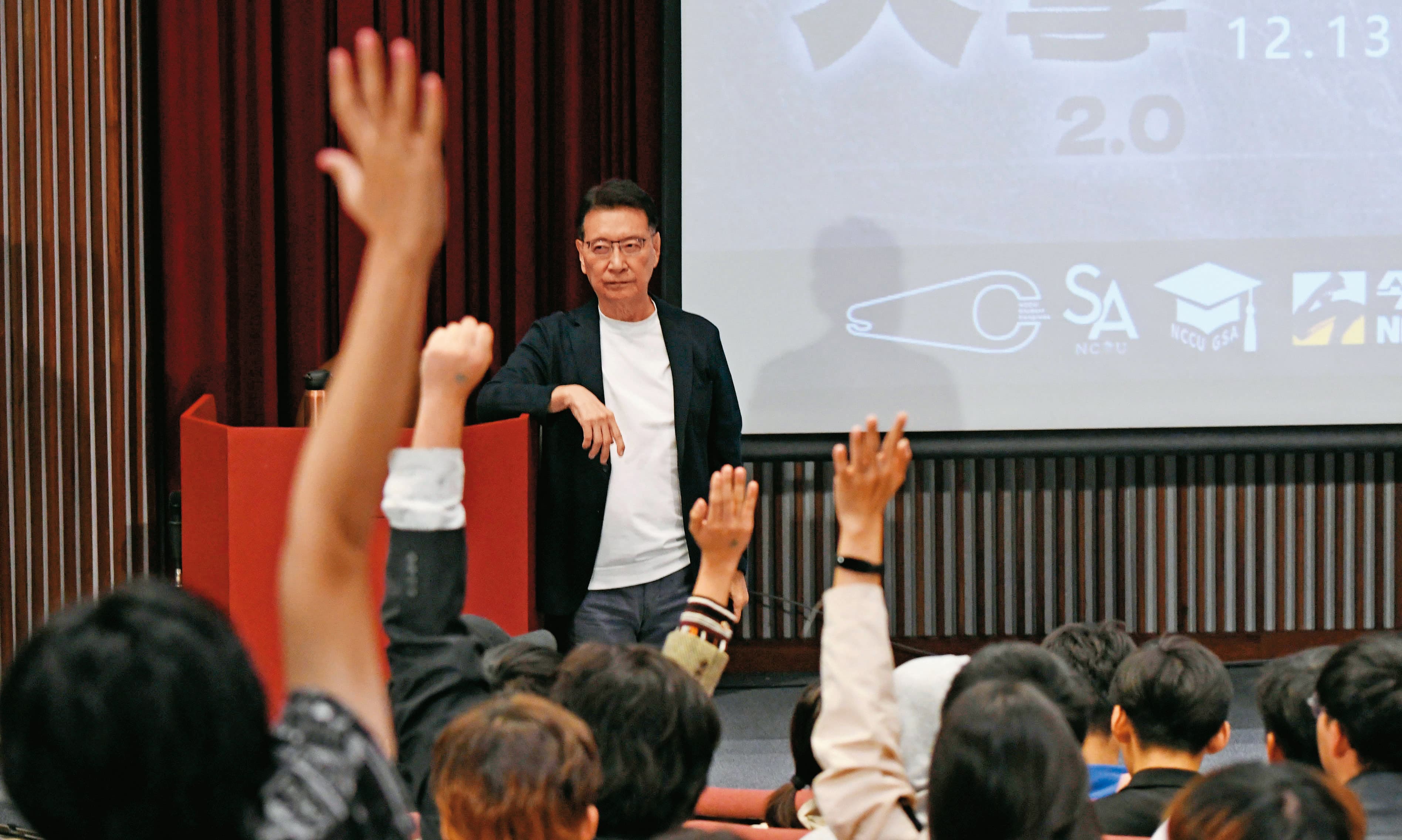 由於口才佳、臨場反應快速,趙少康積極參加校園座談,搶攻青年選票。圖為趙少康13日在政大的座談會。(NOWnews今日新聞提供)