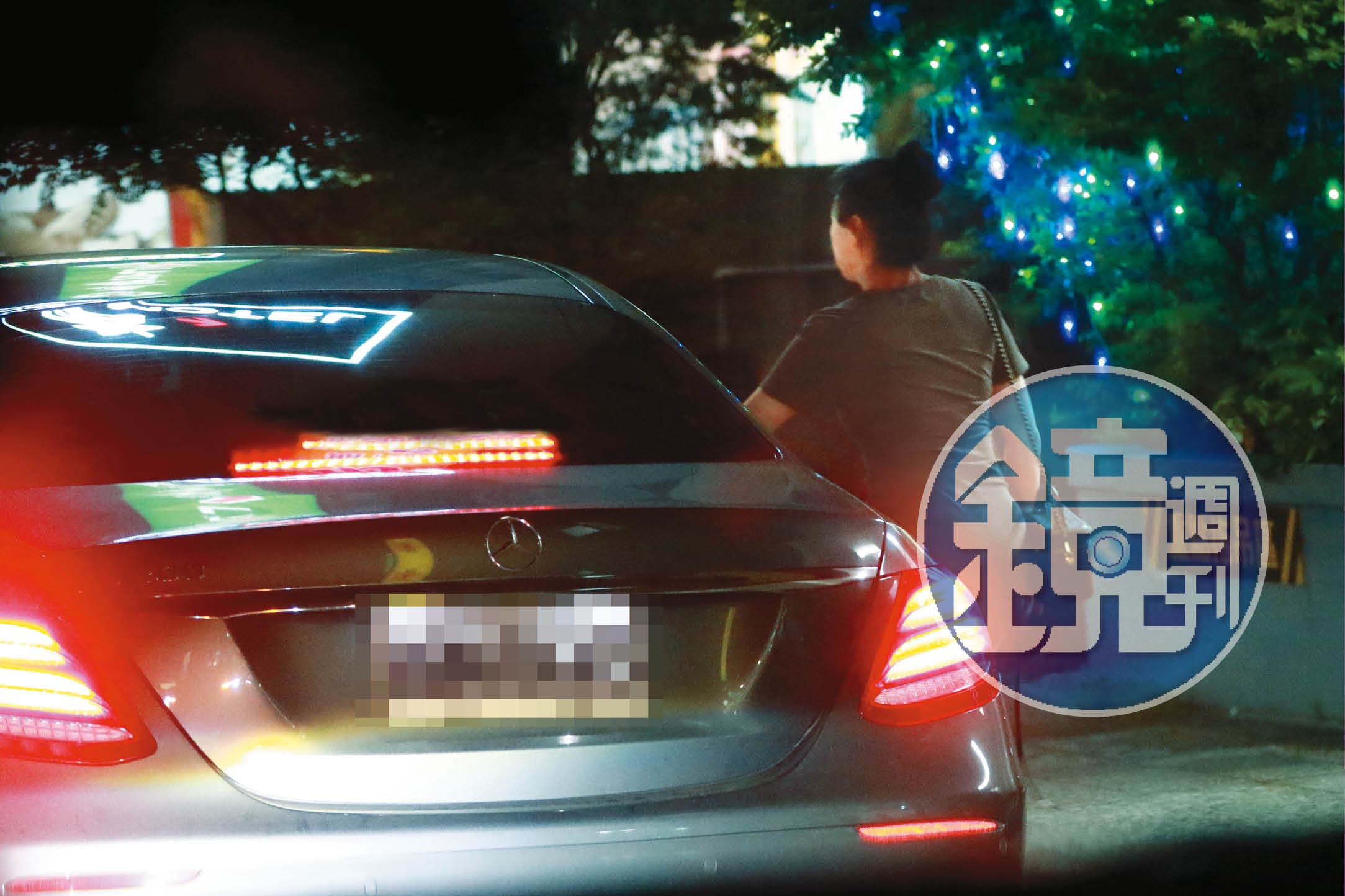 6月20日19:50,從江坤俊的賓士副駕現身的熟女,據查她是護理師,而且兩人已在院內傳出緋聞。
