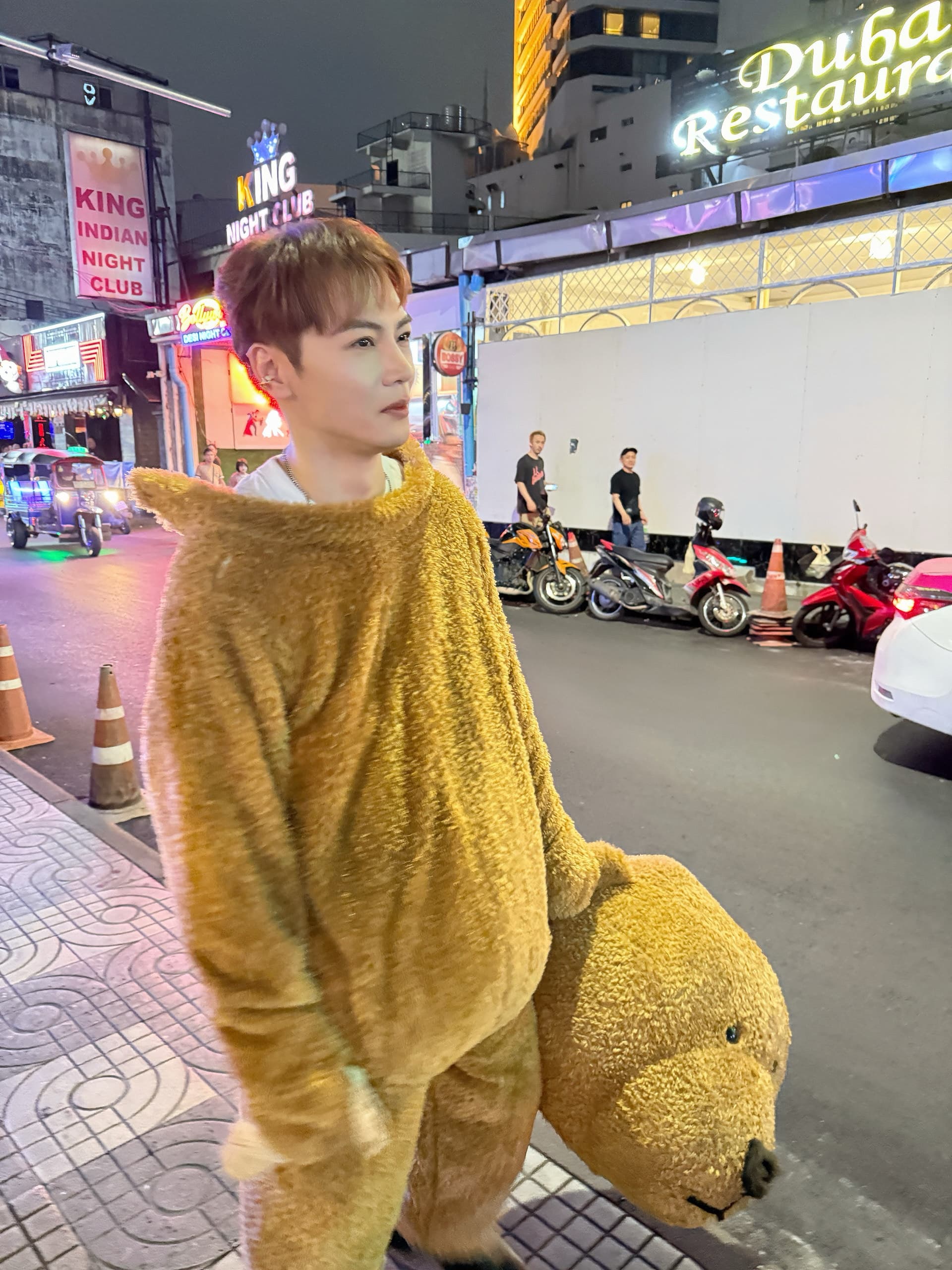 在曼谷炎熱高溫下,古曜威穿著厚重的布偶裝。(單純夢想文創事業 提供)