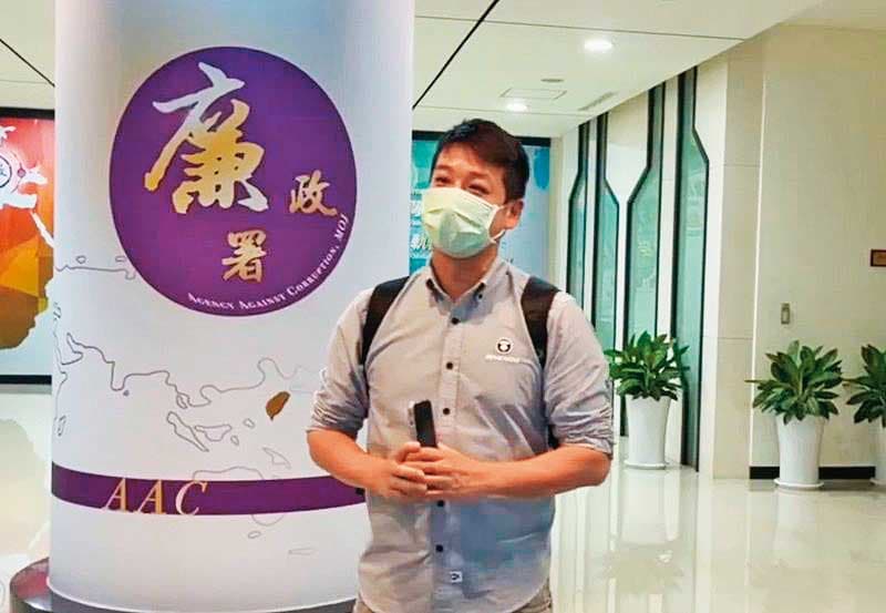 民眾黨副祕書長許甫9月27日前往廉政署時強調不是被約談,實則他已於9月20日遭調查局約談。(鏡新聞提供)