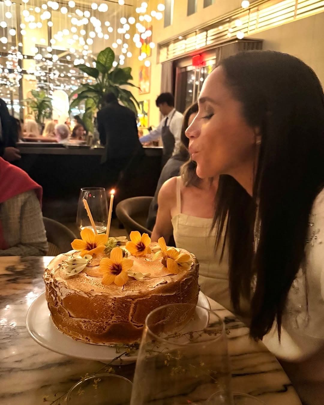 梅根貼出吹蠟燭照片,感謝老公、好友帶給她美好的24小時。(翻攝meghan IG)