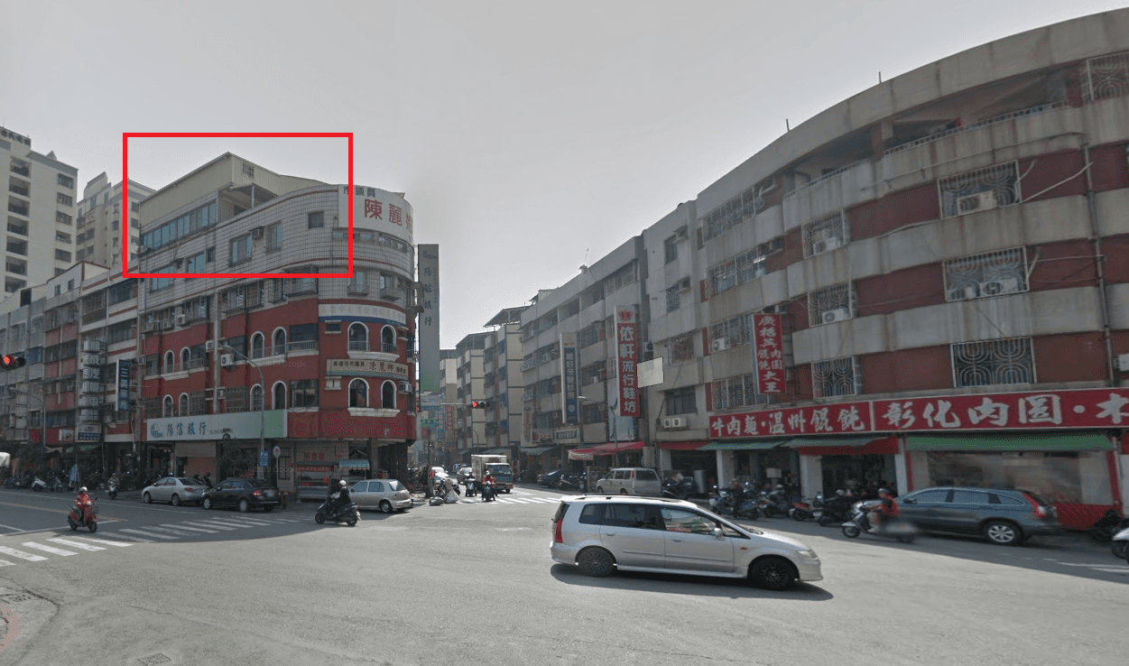 直到2012年時,違建第6樓上又出現第7層鐵皮屋。(翻攝Google)