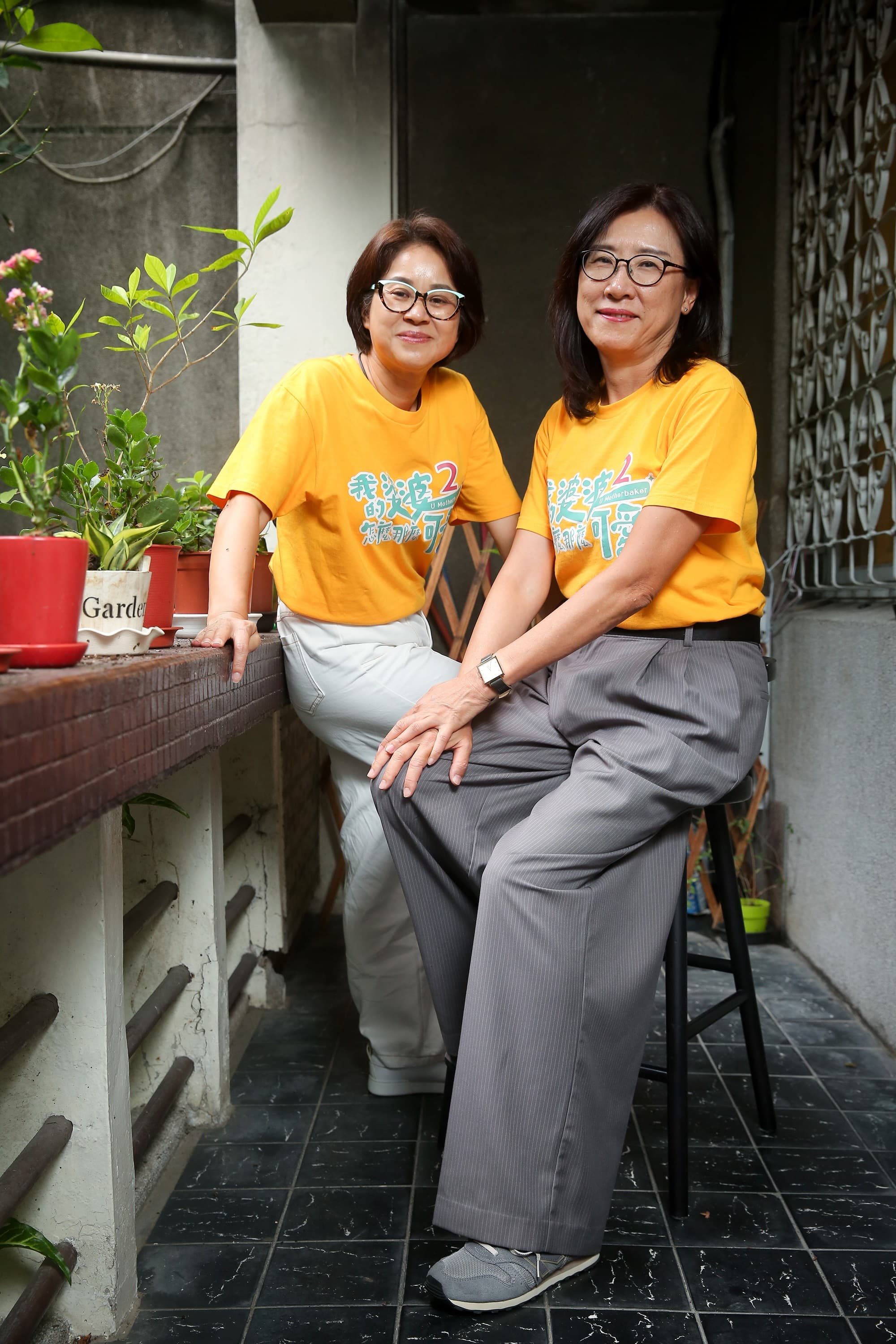 陳慧玲(左)與溫怡惠(右)費時半年田調蘭花產業,感佩辛苦的花農。