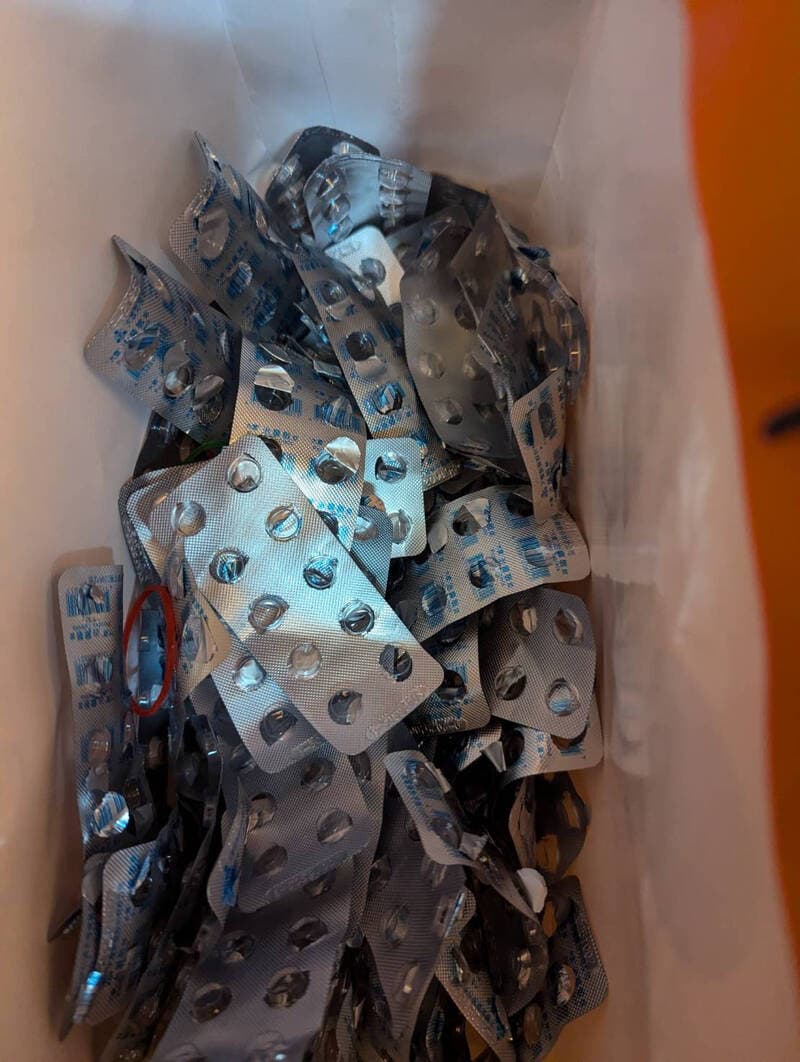 徐男購買大量感冒藥,提煉安非他名前期原料「假麻黃鹼」。(警方提供)