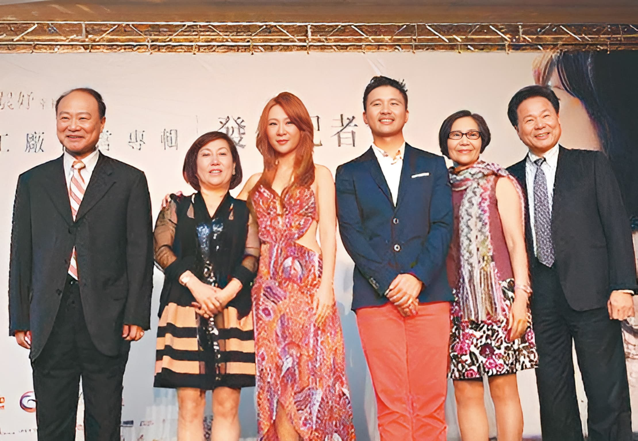 安晨妤曾出過唱片,一圓歌手夢,當時夫妻雙方家長都出席發表會力挺。(大京娛樂提供)
