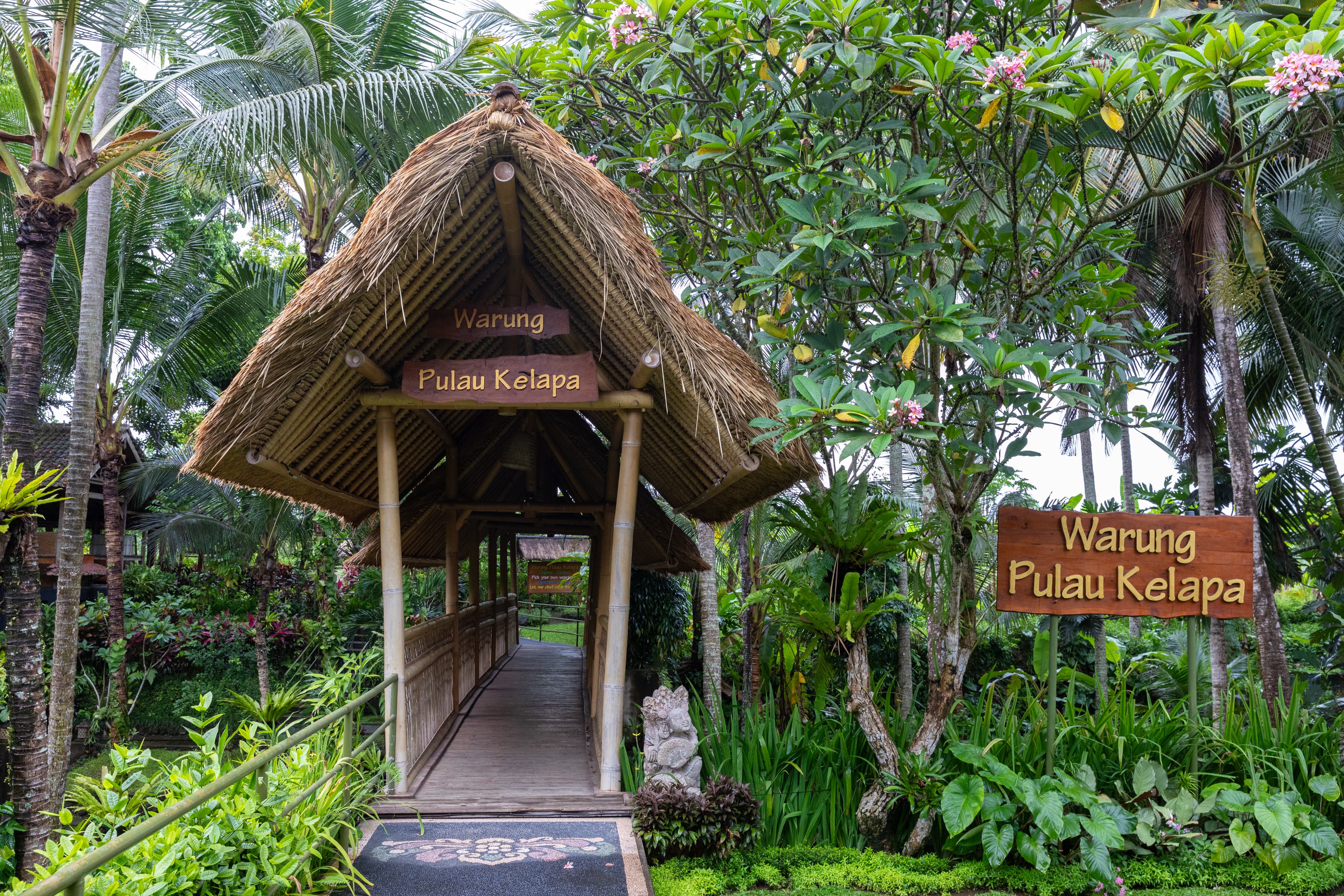 洋溢鄉村風情的「Warung Pulau Kelapa Indonesian Cuisine」,是當地人打牙祭的地方。