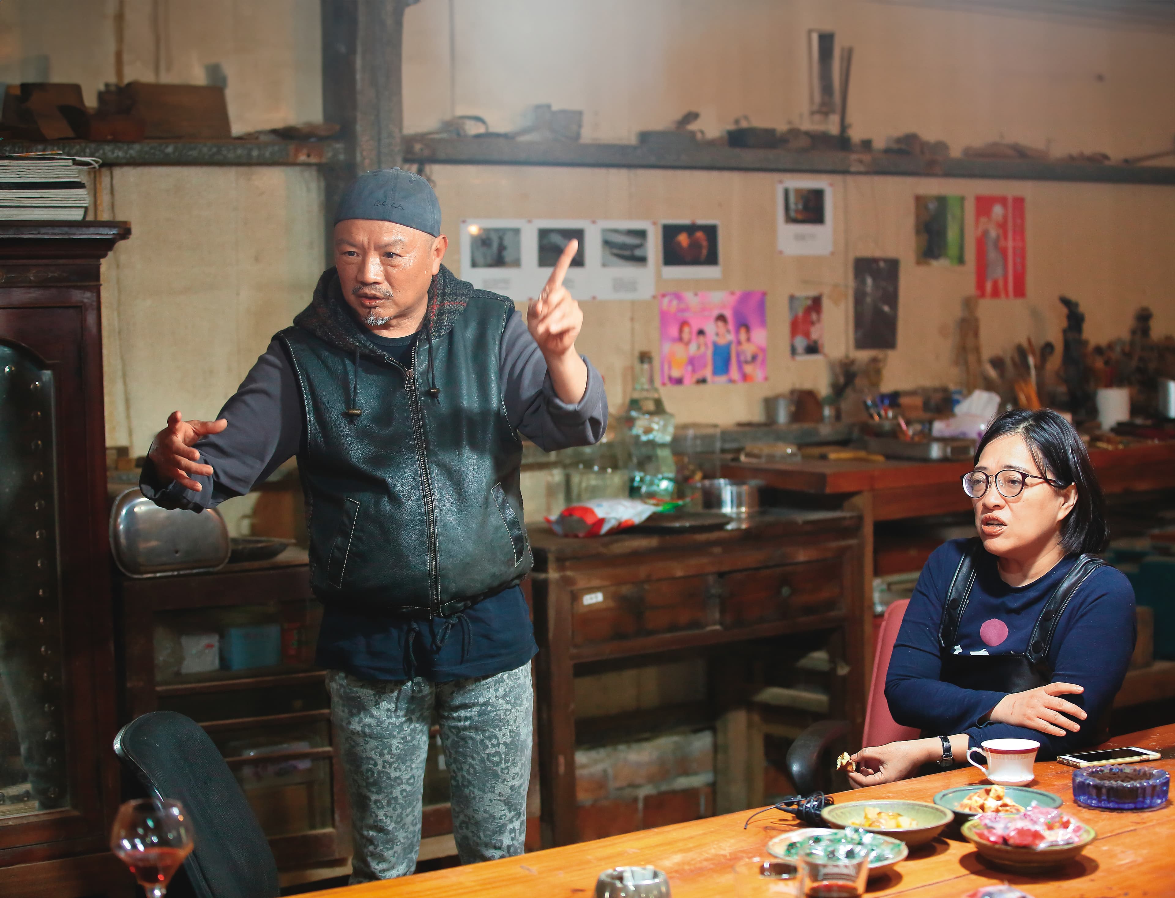 梁平正(左)人生路走得彎彎繞繞,但一路上都有妻子吳怡珍(右)相伴。