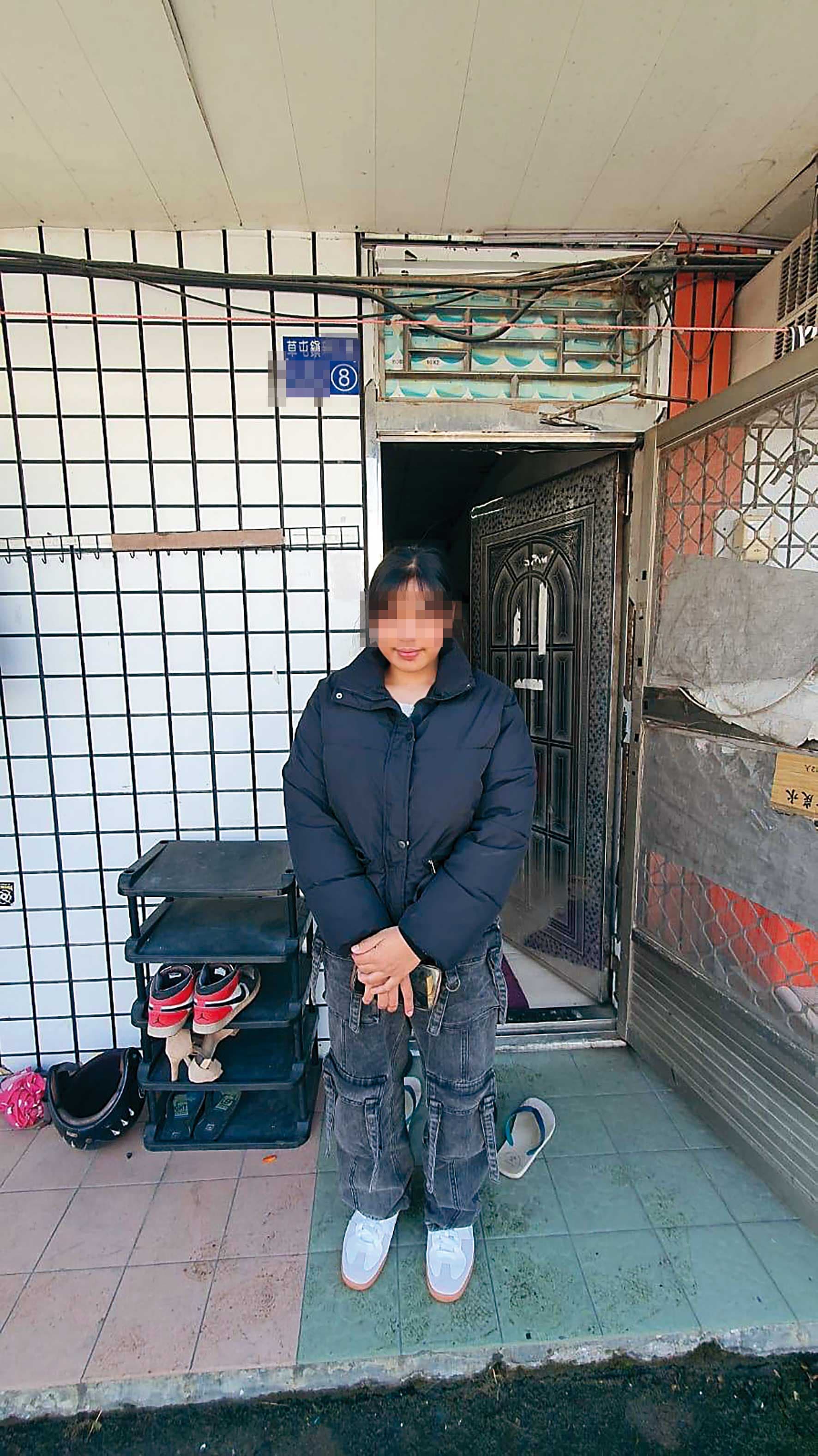 A小姐認為家中外籍看護(圖)說要去南投找朋友,但身後住宅門牌卻像是工寮編號,懷疑她惡意怠工去打黑工。(讀者提供)