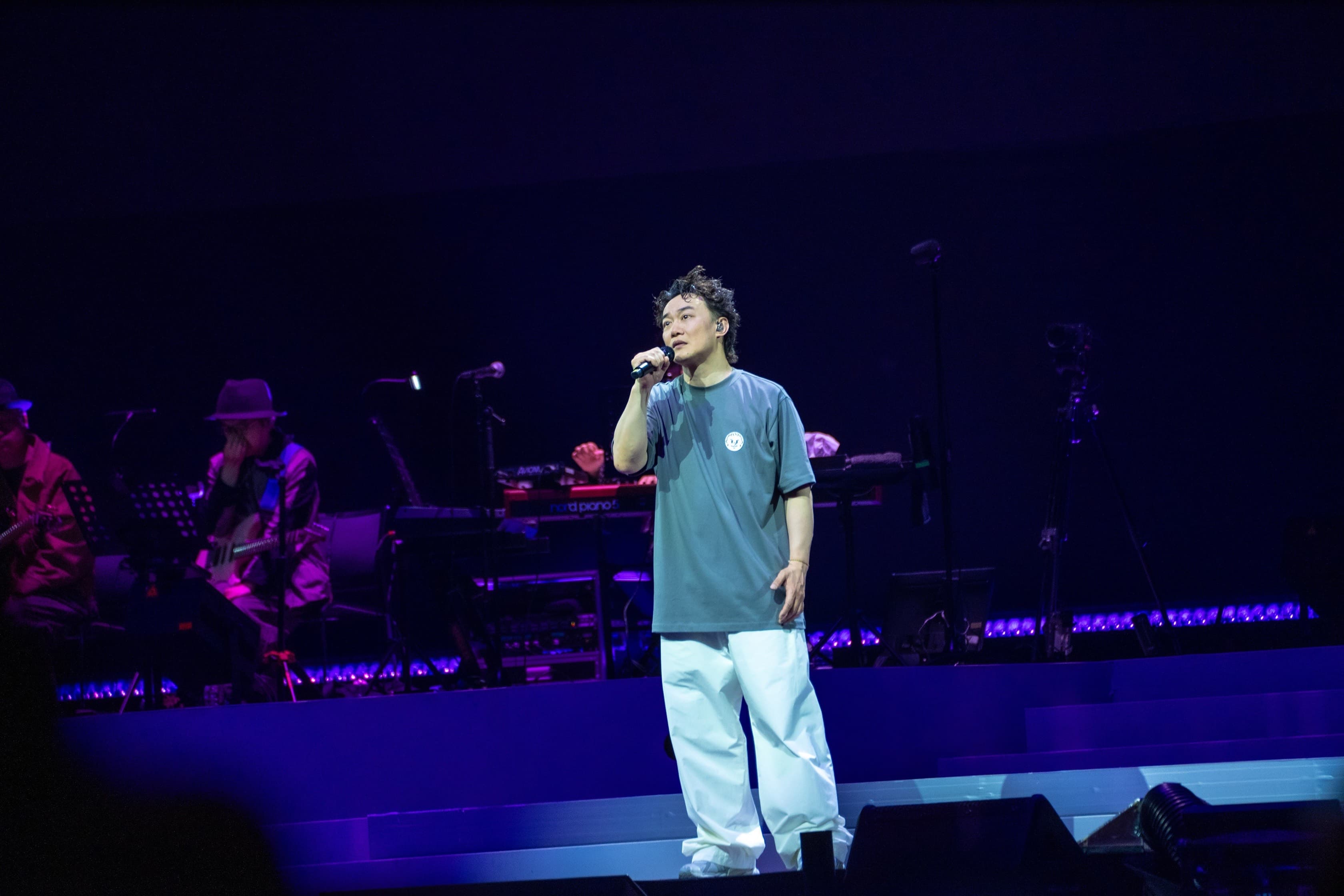 演唱會上,Eason選唱了玉置浩二的〈Mr. Lonely X 愈想愈無謂〉。(環球音樂提供)