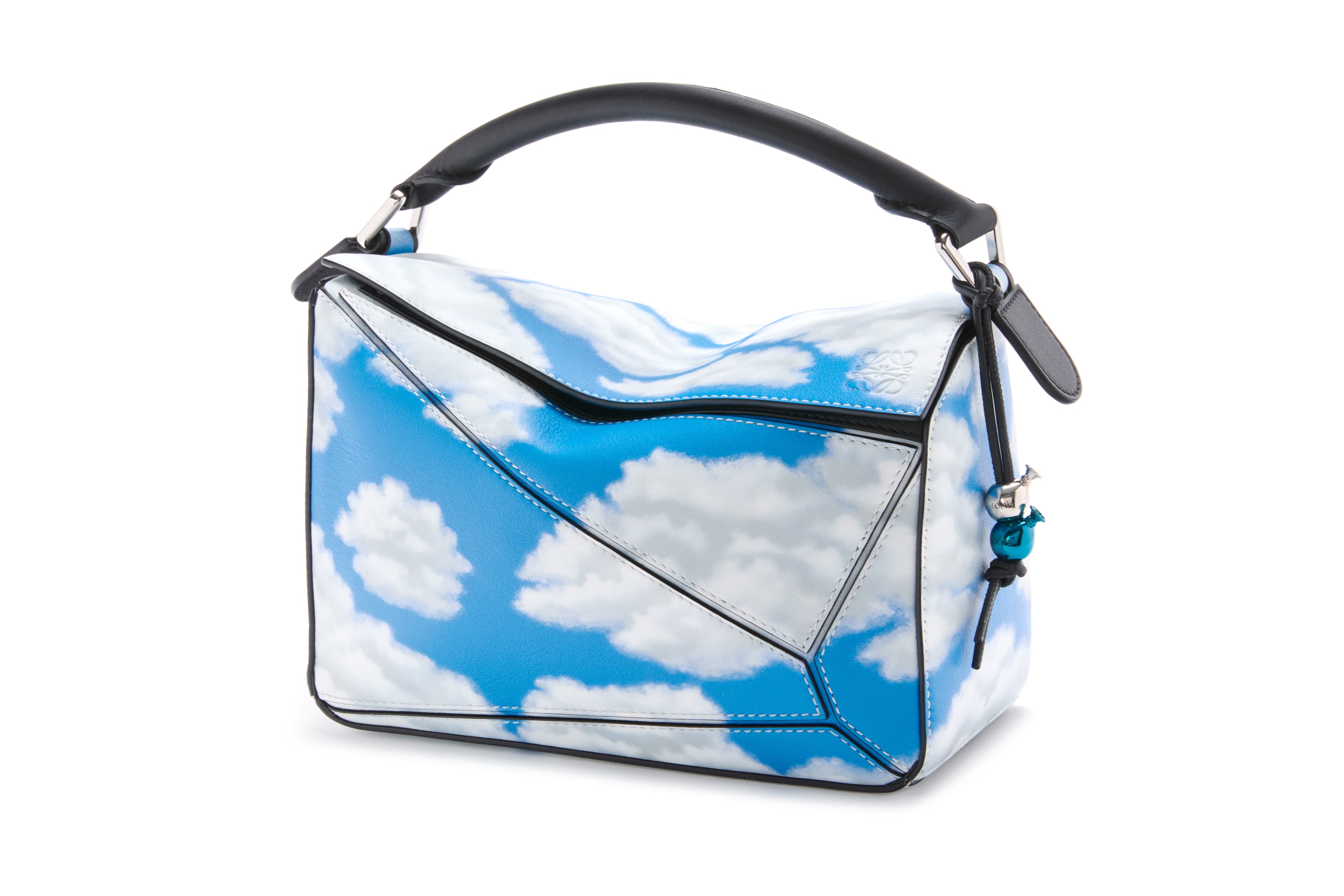 2017春夏Cloud典藏版延續品牌對超現實主義畫風的探索。NT$166,000(LOEWE提供)