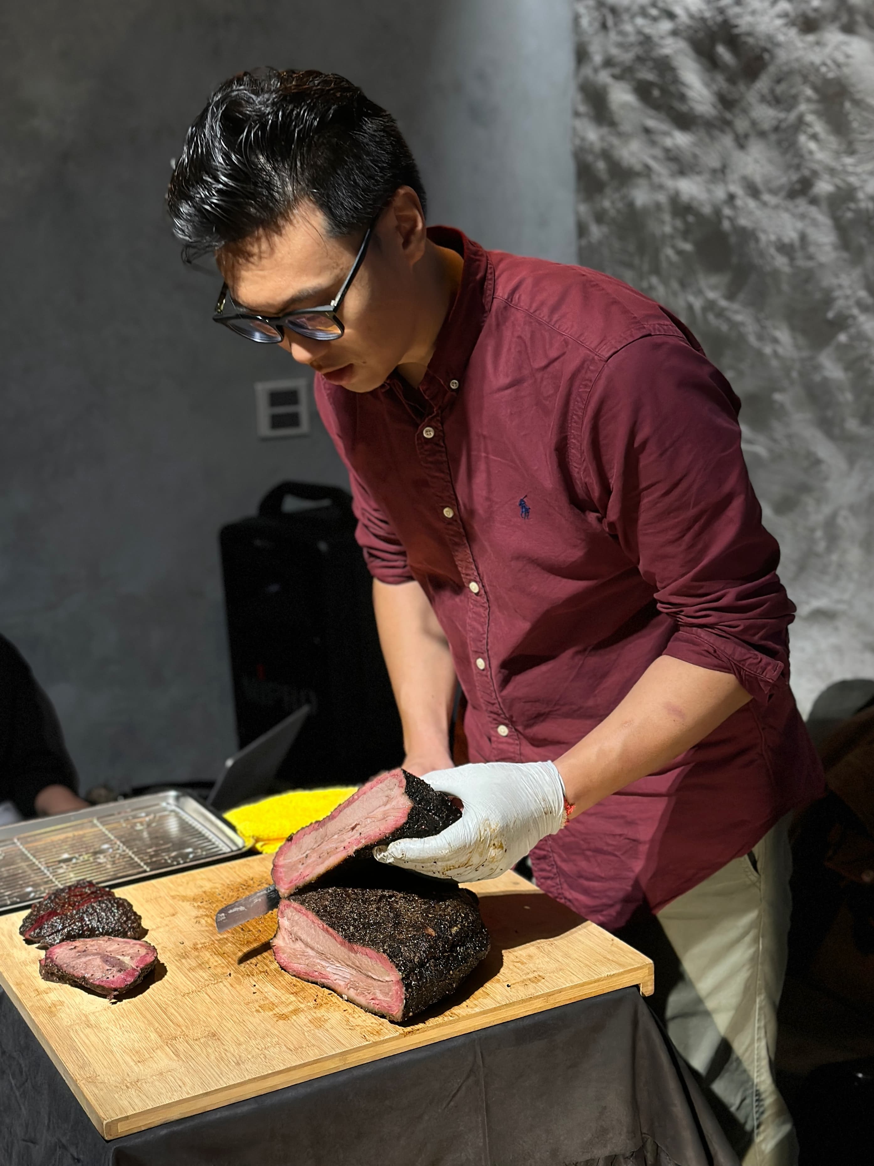 修肉也考驗著主廚功力,切開時肉汁也會跟著流出,需稍稍冷卻後再分切才能保留軟嫩多汁的口感。