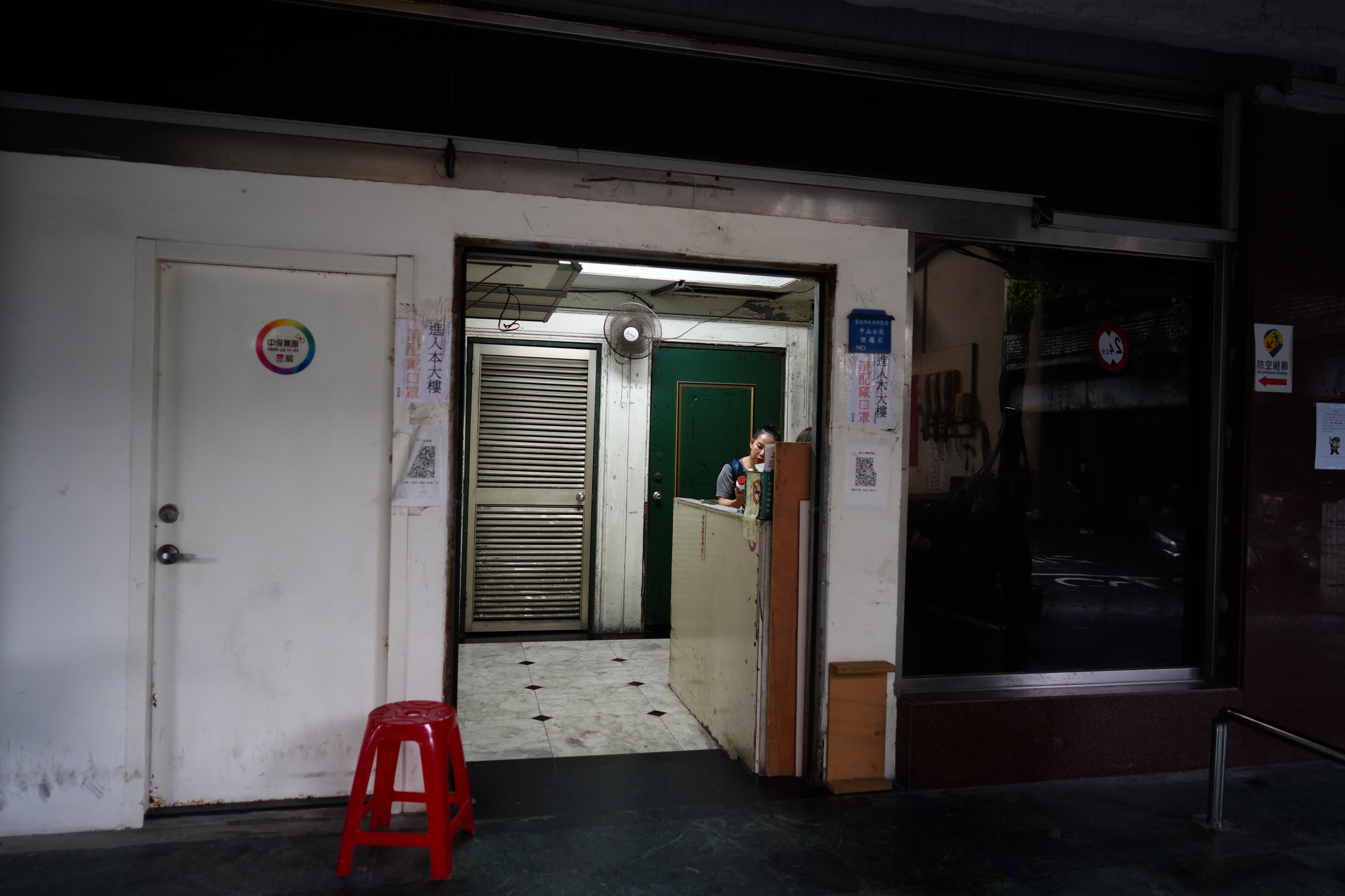 錦新大樓一樓出入口。