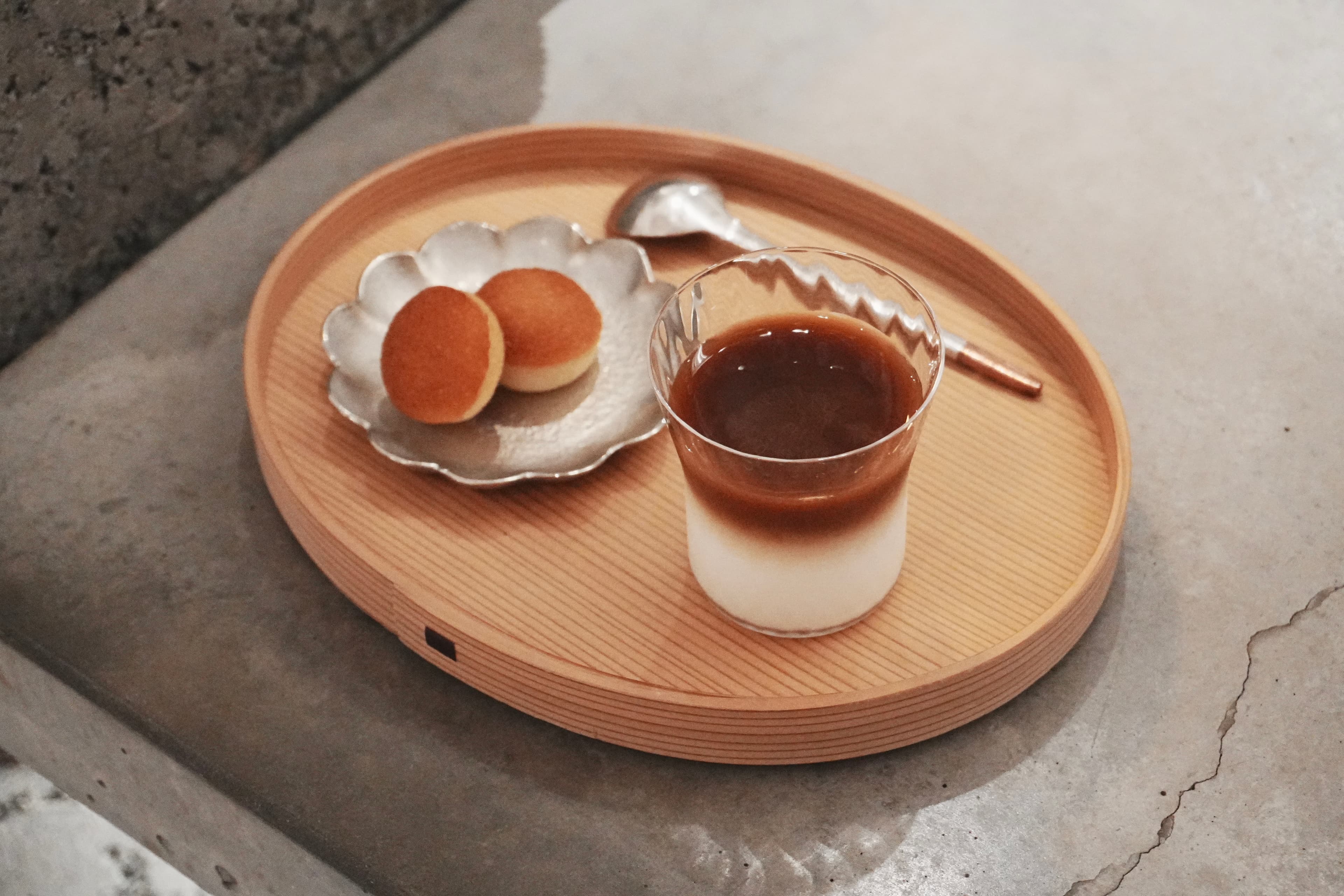 小點組合將費南雪搭配「西達摩」為底的歐蕾,作為套餐的收尾。
