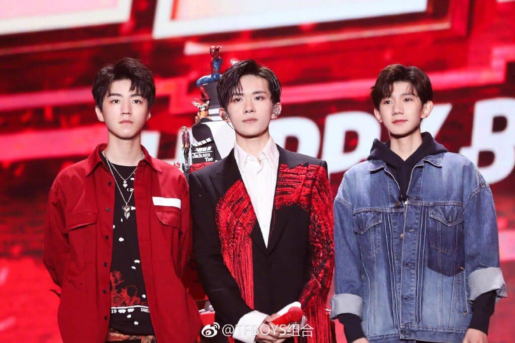 13歲時易烊千璽加入偶像團體TFBOYS,隨即爆紅,在作為組合成員期間累積了超高人氣。(TFBOYS微博圖片)