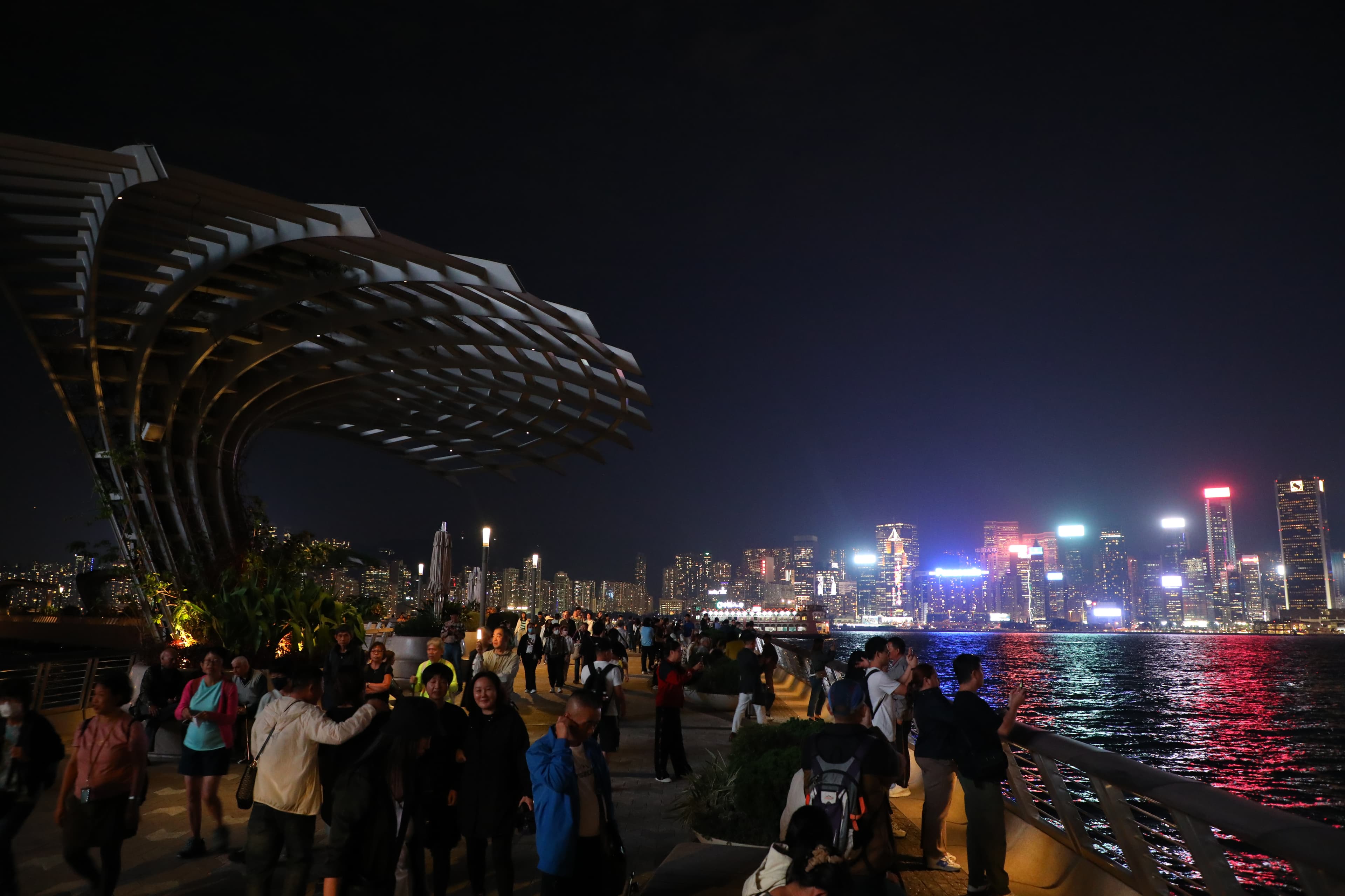 以香港電影為主題設計的「星光大道」,是看夜景的好去處。