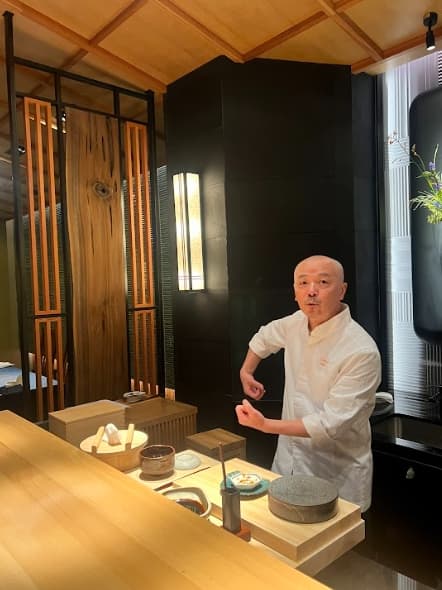 押野主廚將家鄉山形縣挖出的三千年古木帶到新加坡,現在又隨他來到台灣。