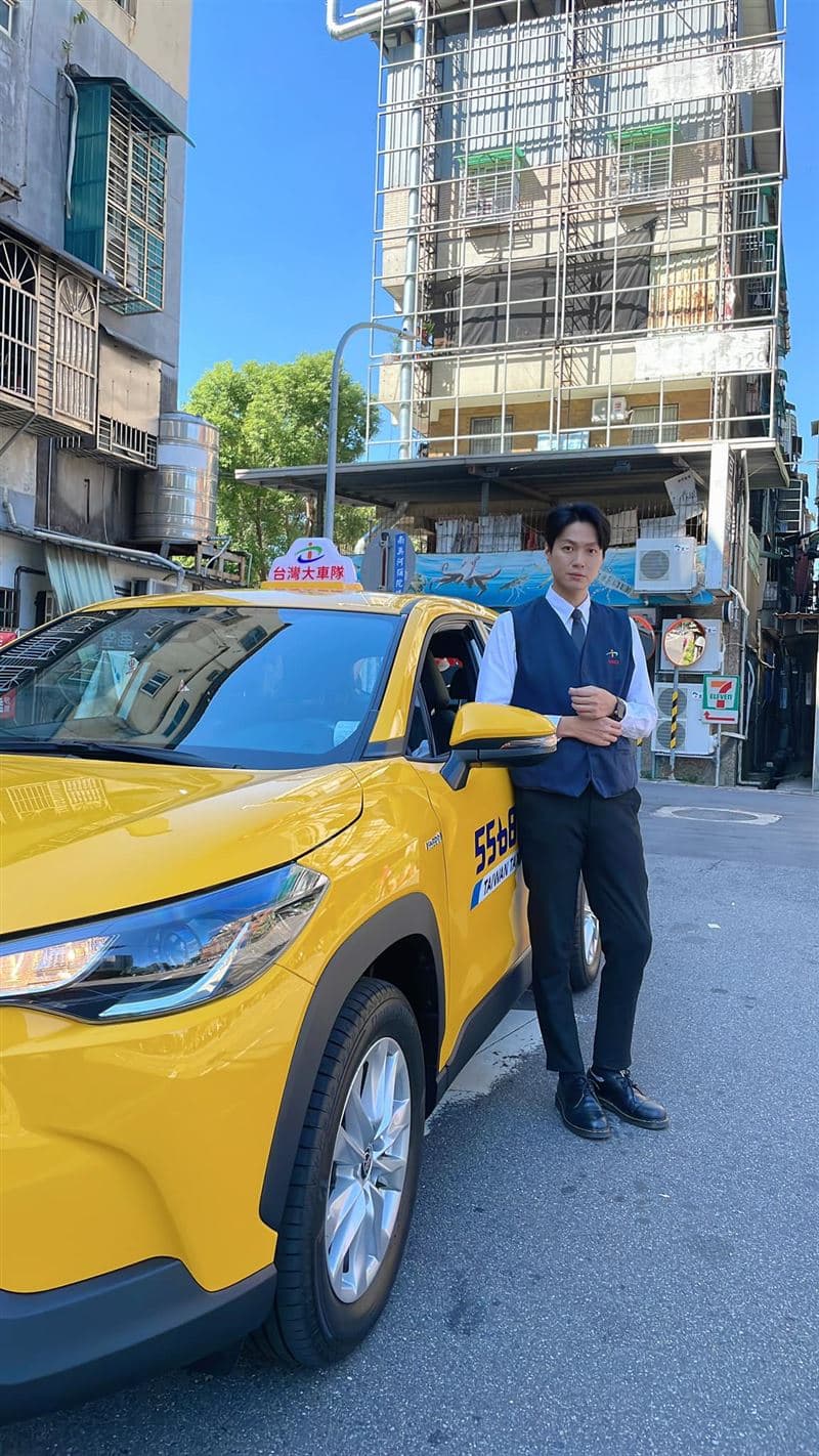 黃少谷在疫情期間兼差擔任Uber司機。(翻攝自黃少谷臉書)