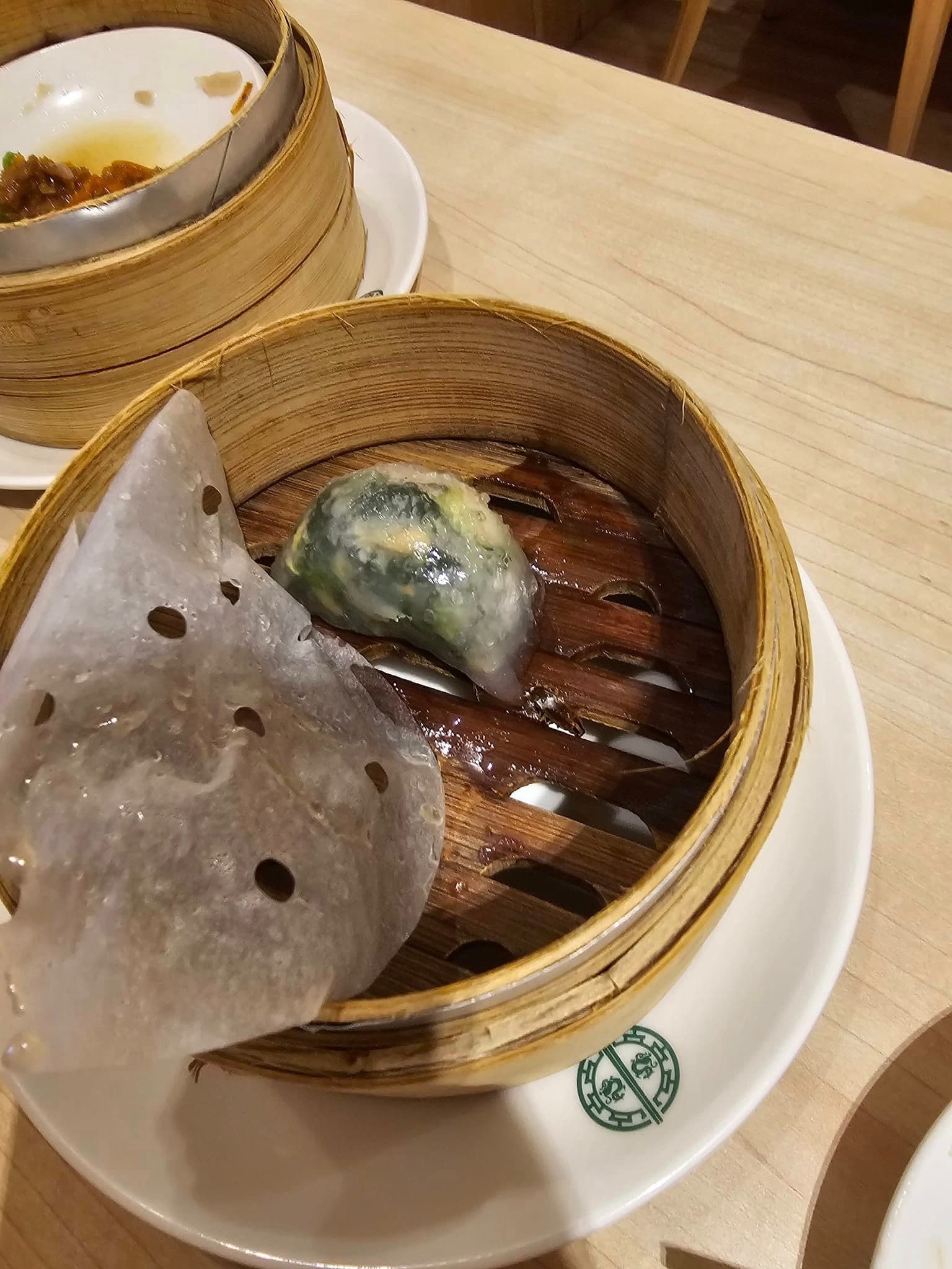 連鎖港式料理添好運蒸籠內出現蟑螂，所屬和億生活集團發聲明，將要求全台分店重新檢視各項流程。（翻攝自臉書「爆料公社二社」）