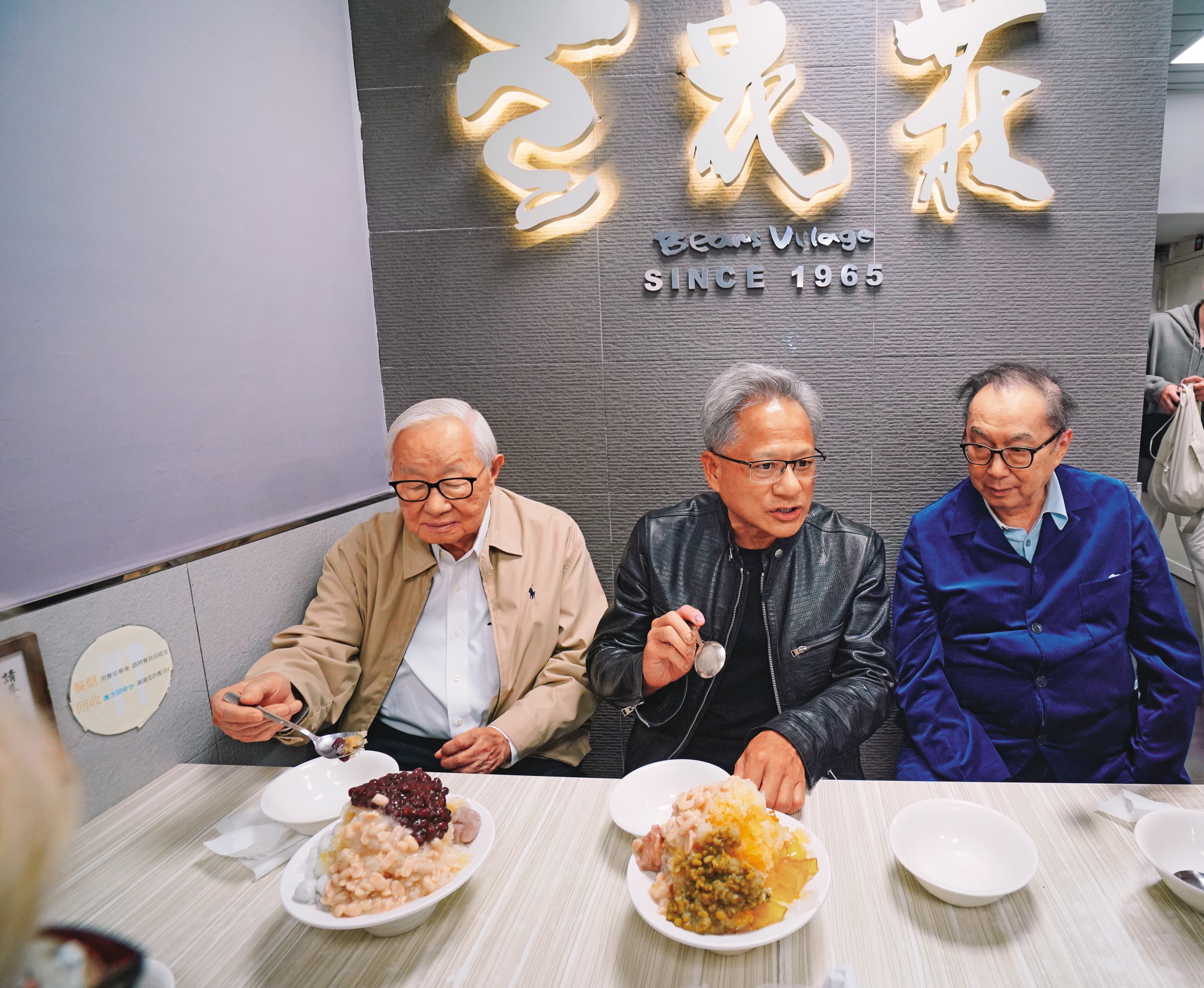 日前,輝達執行長黃仁勳(中)帶著台積電創辦人張忠謀(左)、廣達董事長林百里(右),到豆花莊大啖沁涼甜品。