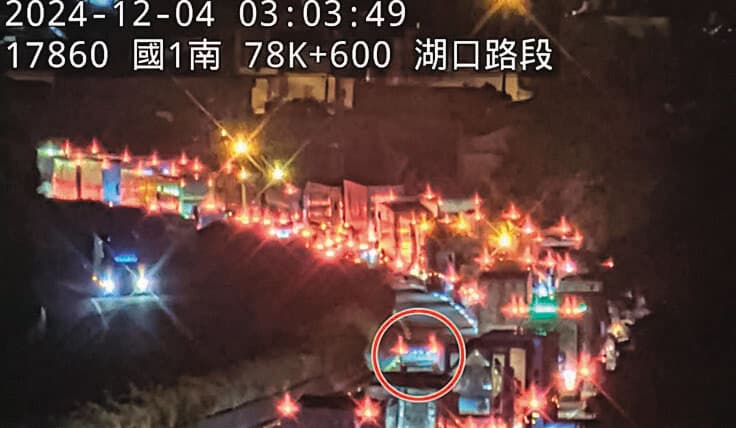 根據監視畫面顯示,國道新竹段當時因發生車禍回堵,陳梅慧車輛塞在內車道,慘遭後方車輛(紅圈處)以近百公里時速撞上。(國道2隊提供)