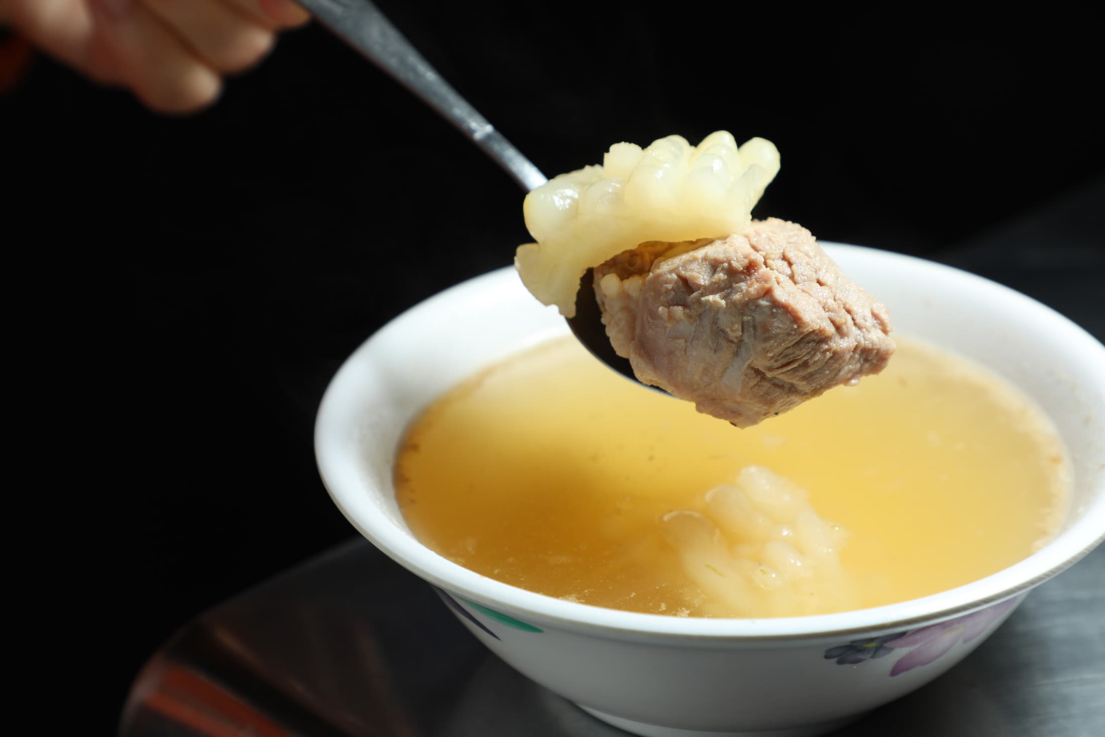 「苦瓜排骨湯」喝起來清甜回甘,很適合搭配油脂豐富的焢肉飯。(50元/份)