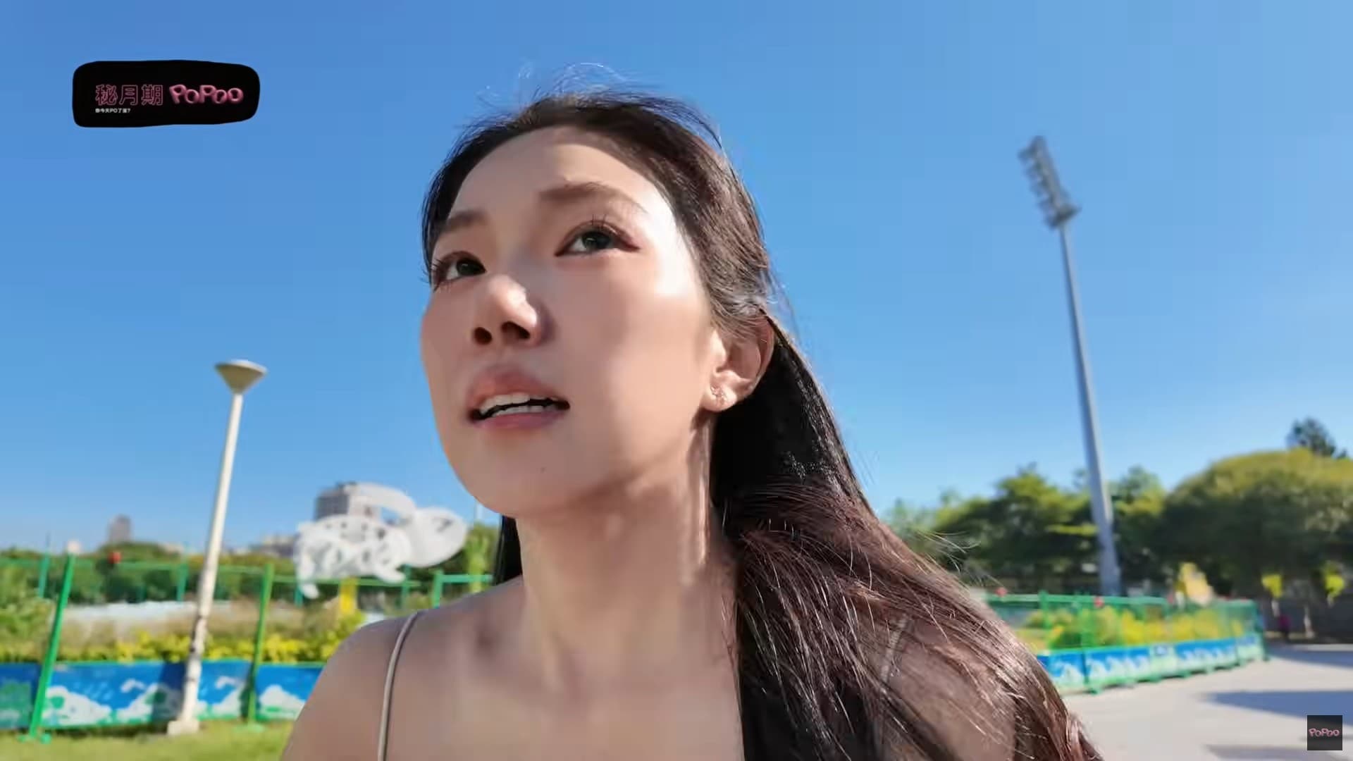 家寧一大早就穿細肩帶小可愛跑到公園。(翻攝「秘月期POPOO」)