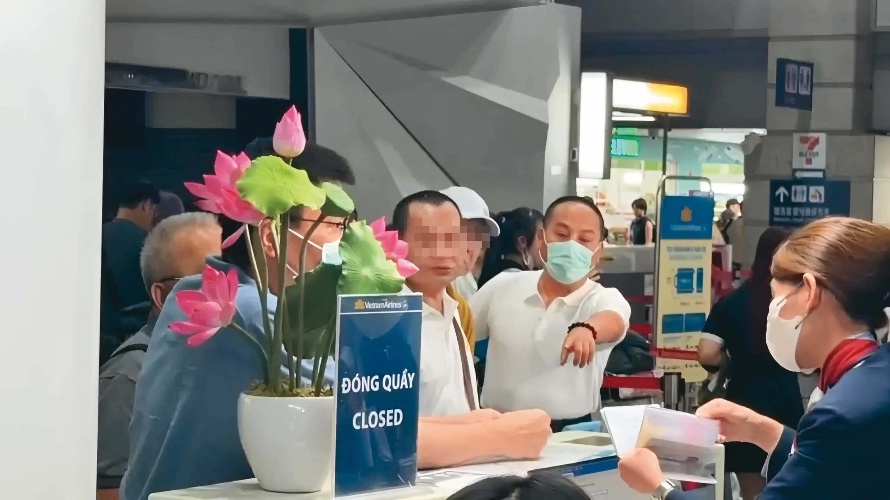2026/08/17 趙建銘友人要求記者「別再一直拍了」,陳幸妤認出此人是趙的昔日獄友,巧合的是,本刊直擊對方與趙建銘繫戴同款LV皮帶(黃圈處),且常夜訪趙,可見雙方交情深厚。