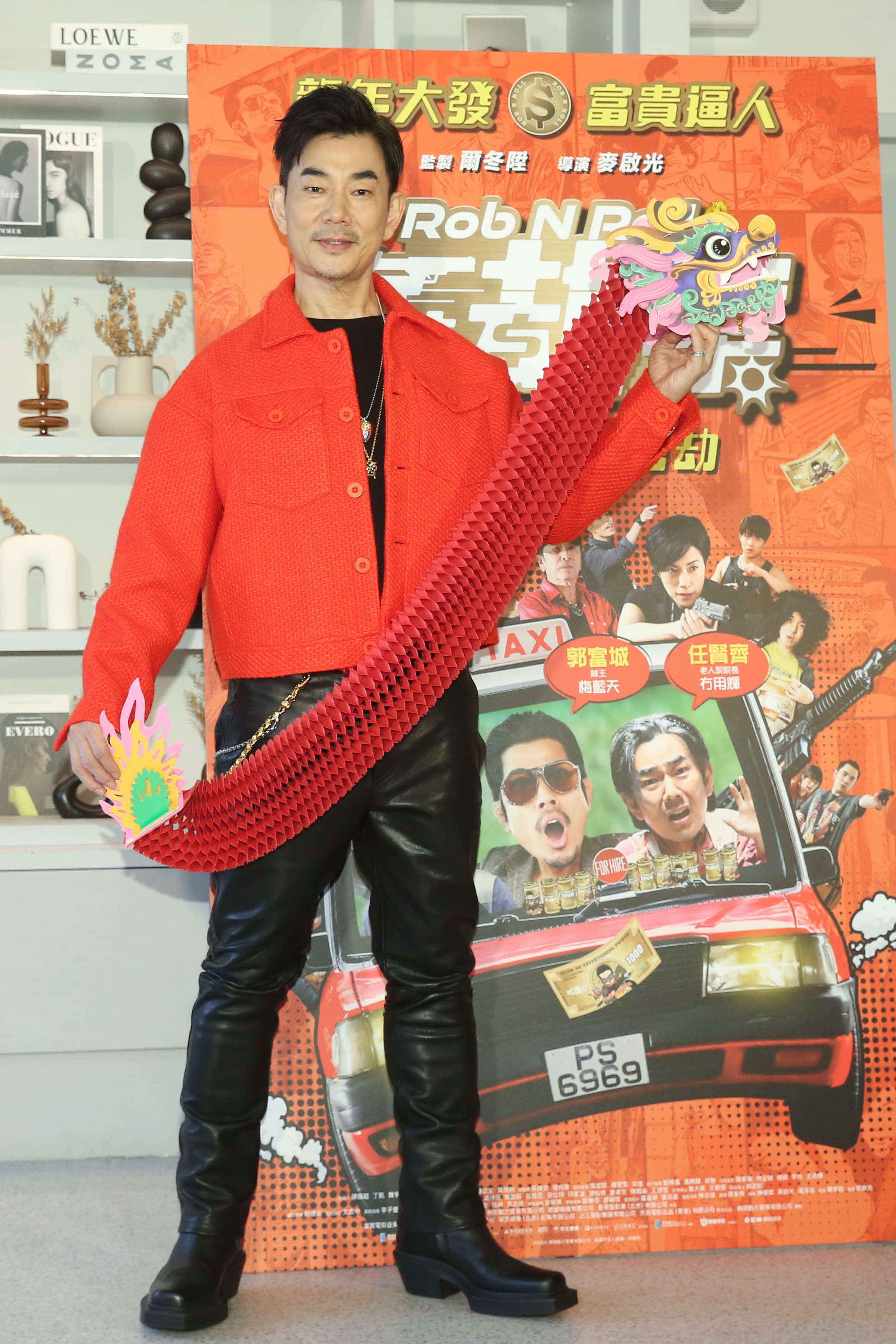 香港動作喜劇電影《臨時劫案》，任賢齊演出超廢的老人院志工。