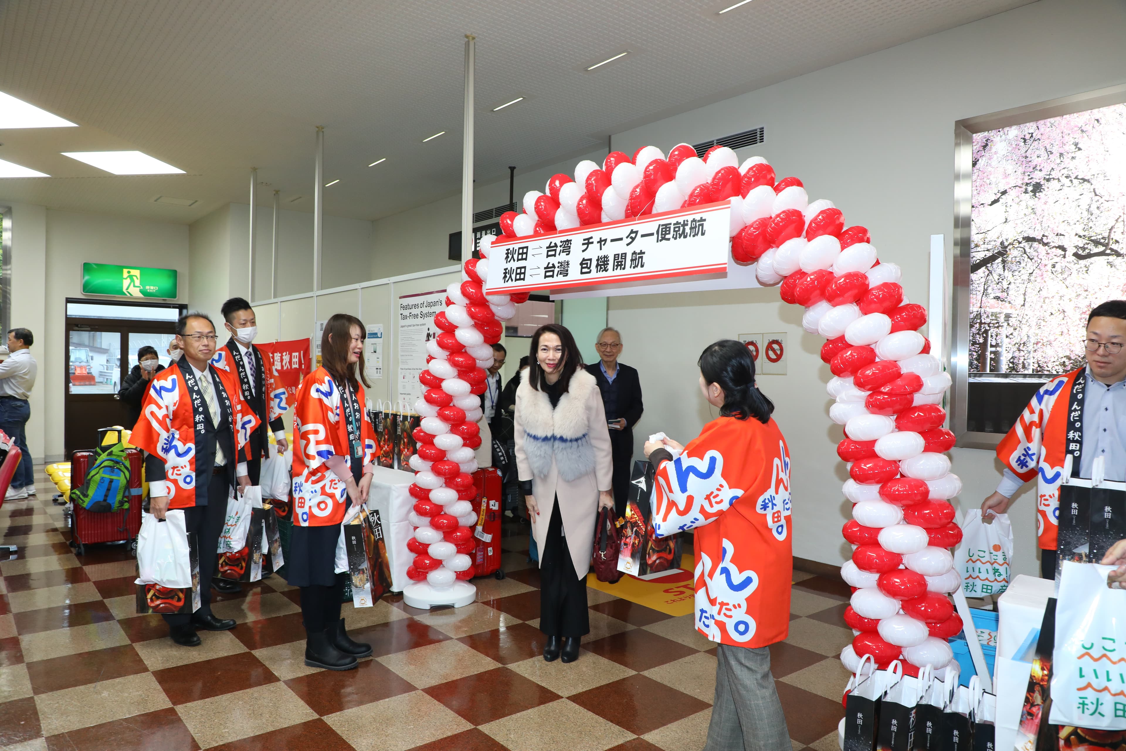 大力促成包機的燦星旅遊總經理殳蓁蓁,12月10日也搭乘首航班機來到秋田,受到熱烈歡迎。