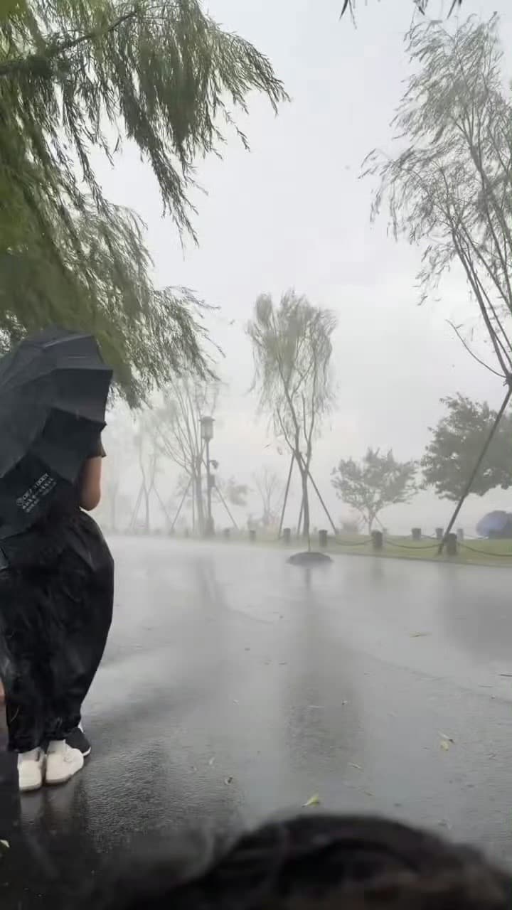 白海豚颱風登陸中國。(翻攝自微博)