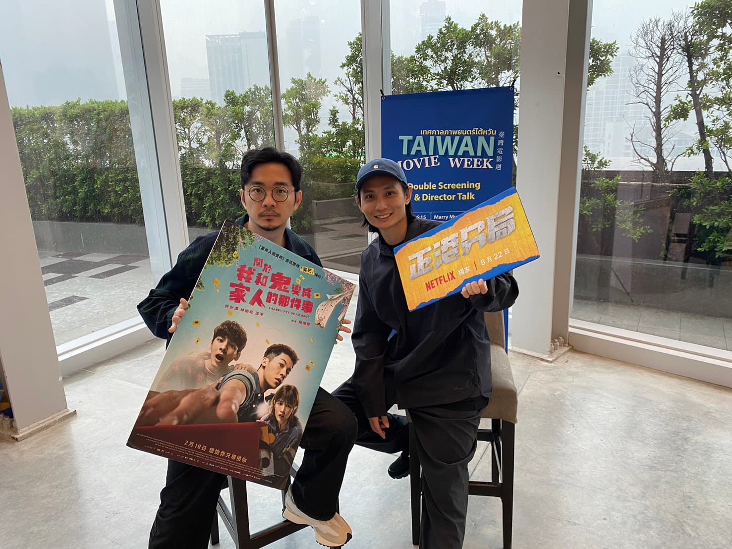 《正港分局》導演程偉豪(左)與殷振豪(右)出席泰國放映活動。(金盞花大影業提供)