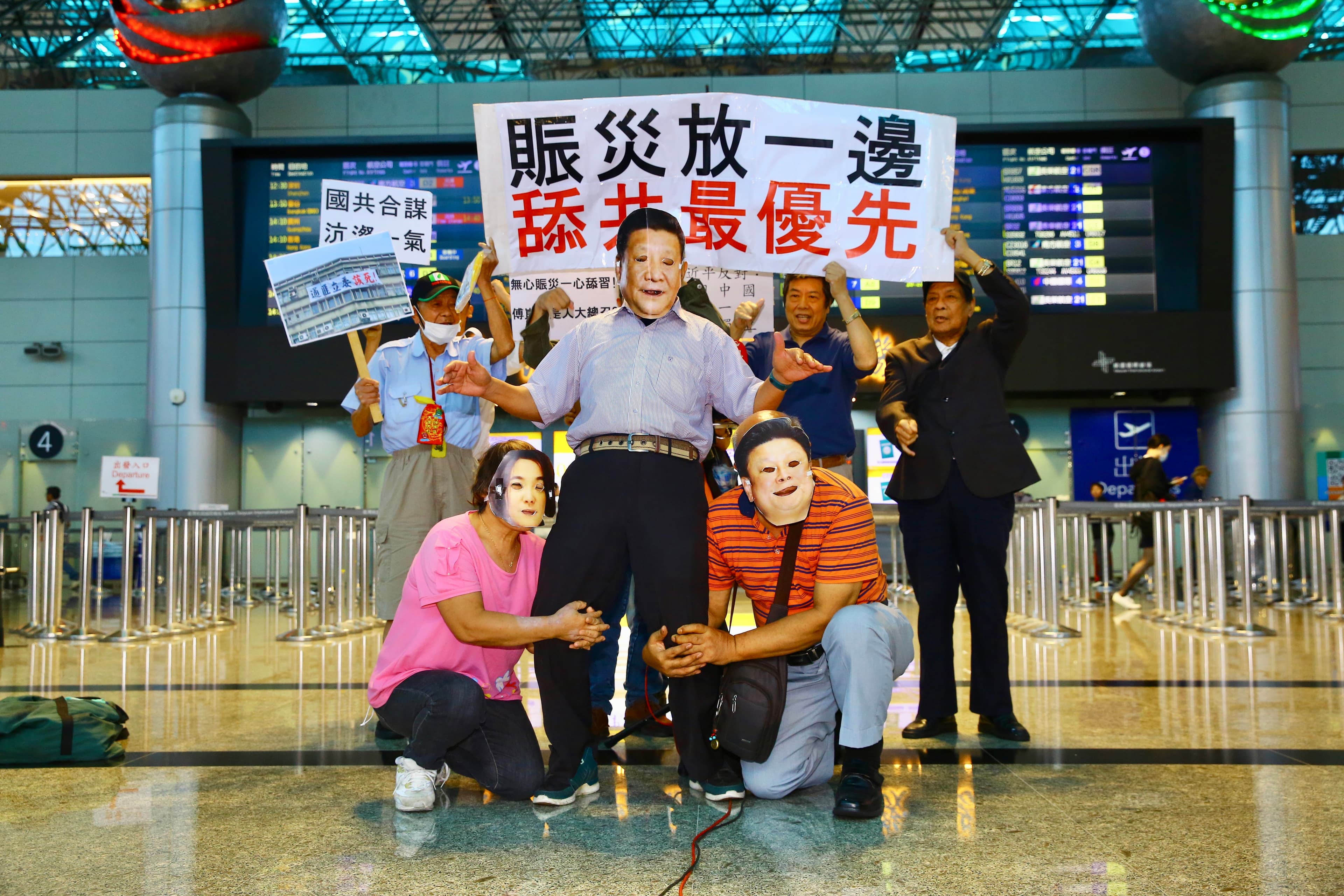 也有反對派民眾酸傅崐萁把賑災放在一邊,跑去舔共。