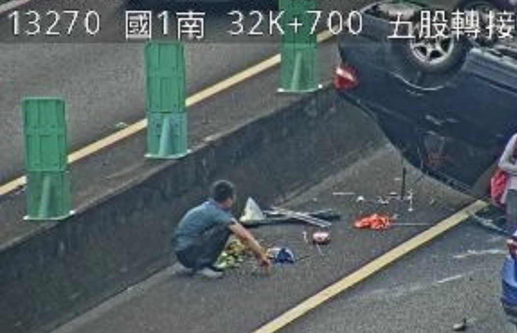 王男駕駛轎車因恍神擦撞另一輛轎車,導致自己車輛翻覆,所幸無受傷。(翻攝自國道公路即時網)