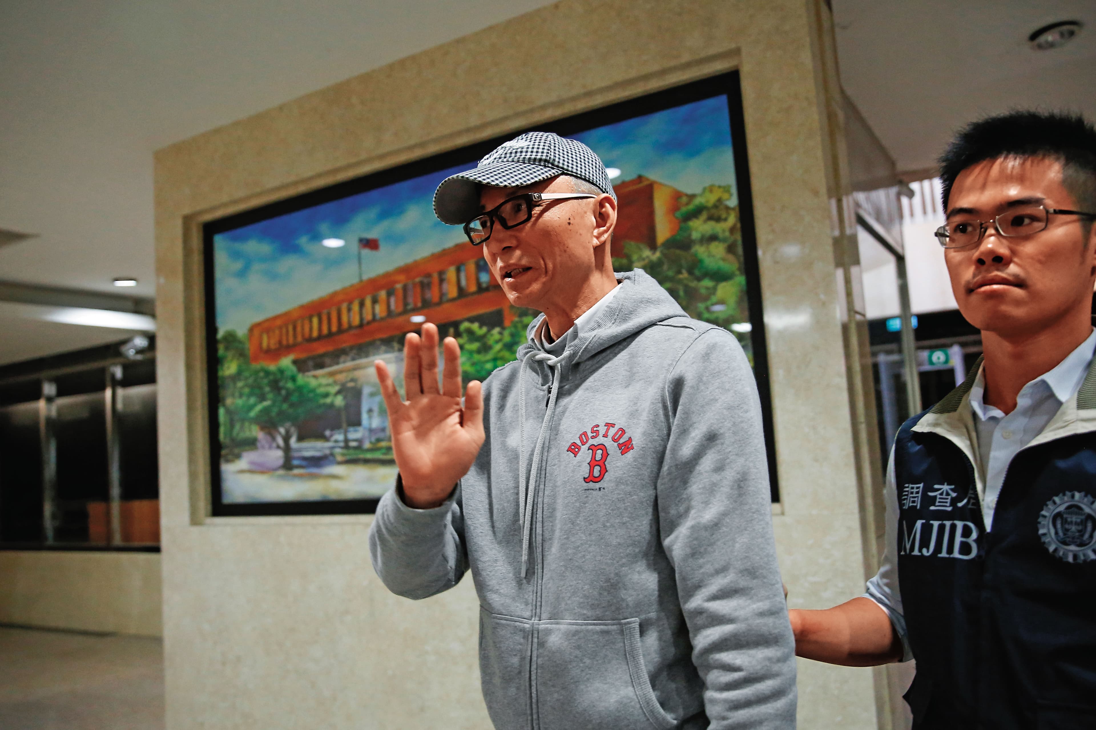 朱國榮(左)涉犯多起重大經濟犯罪,去年放棄5億元保釋金偷渡潛逃海外。
