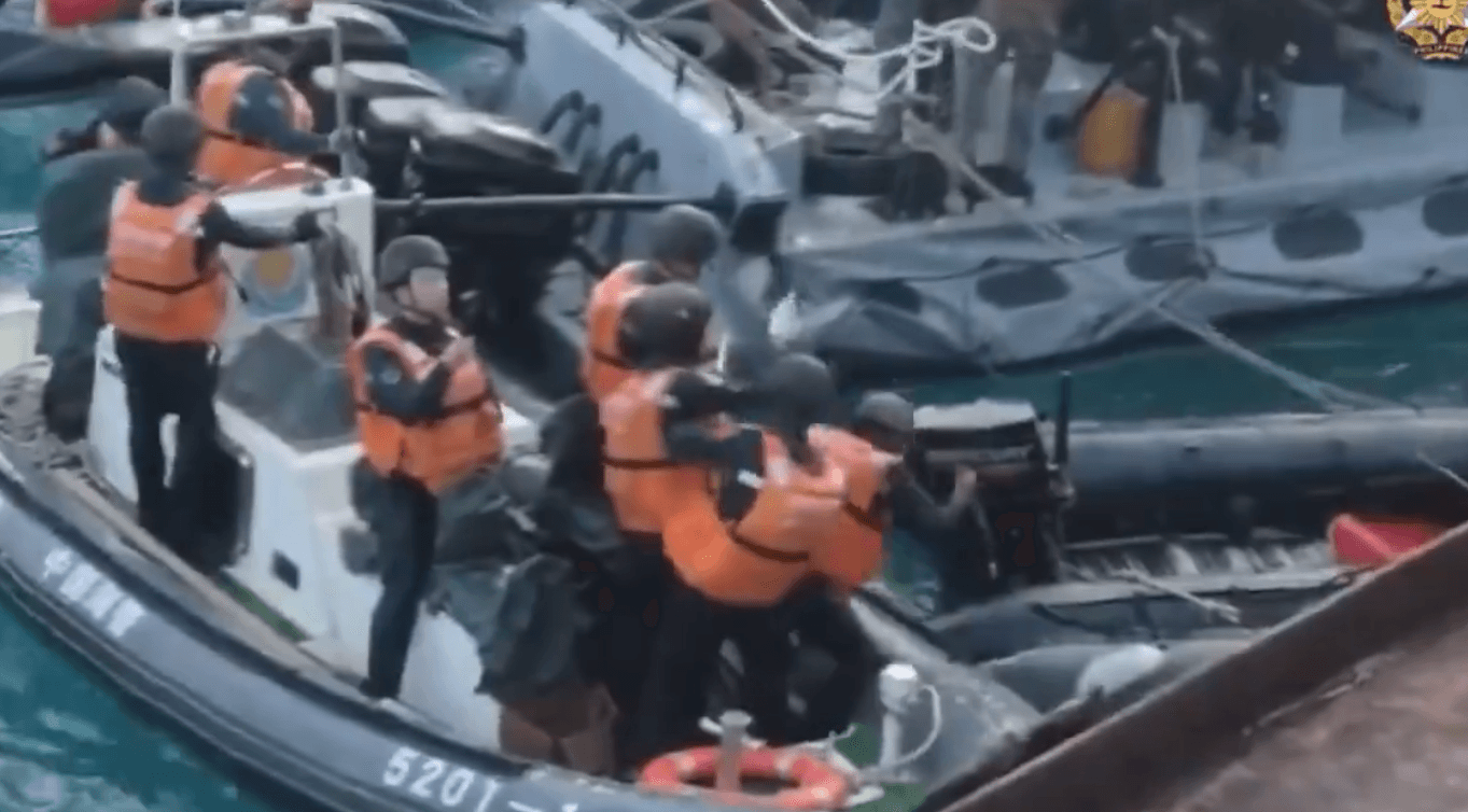 中國海警用刀狂刺菲律賓汽艇。（翻自菲律賓國防部X平台）