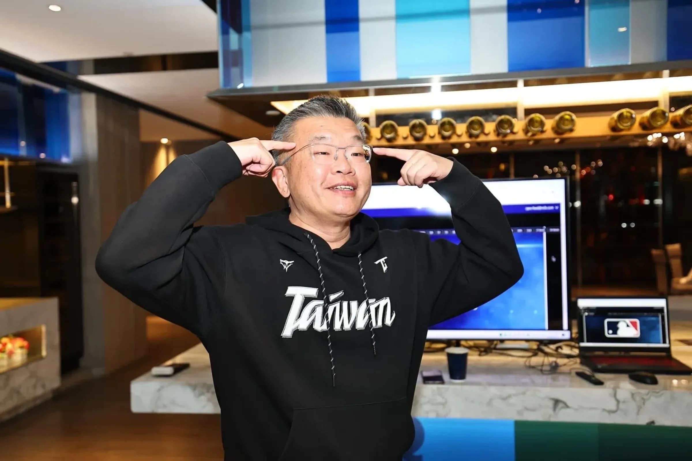 蔡其昌身上的「Team Taiwan」帽T就是來自「台灣狼」。(翻攝自蔡其昌臉書)