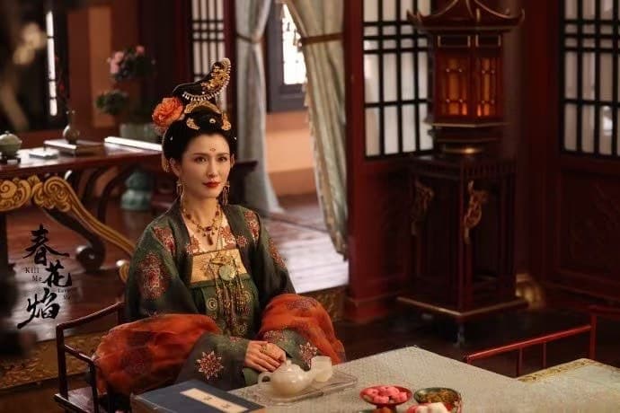 徐潔兒在吳謹言主演的《春花焰》中演出殷貴妃,該劇曾拿下Netflix冠軍。(微博)