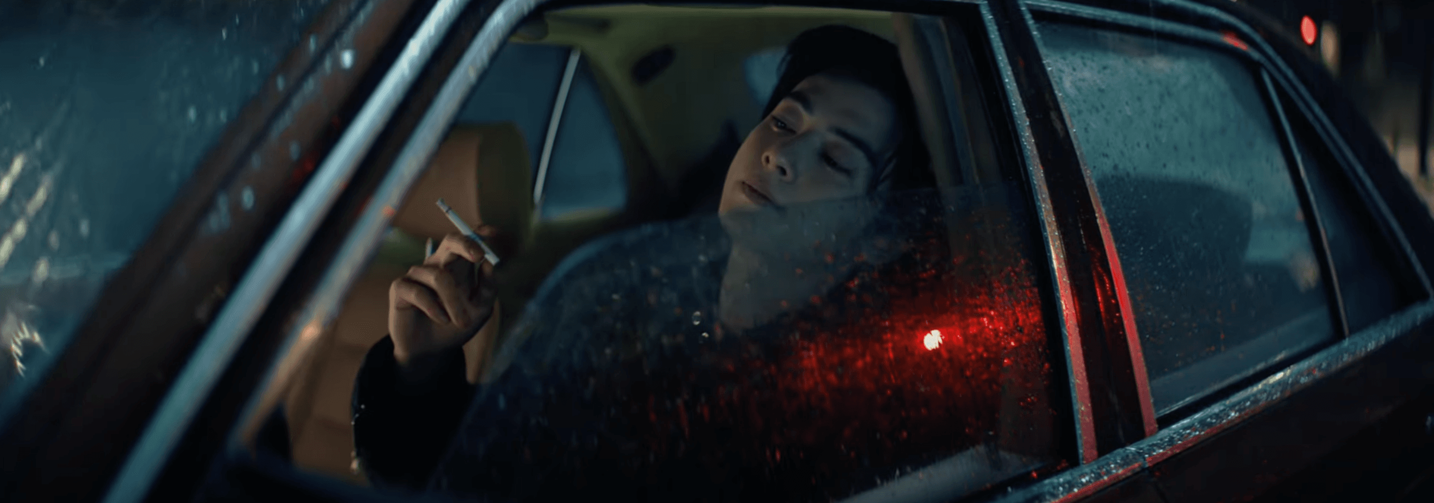 車銀優在預告中作出抽菸行為。(截圖自MV)