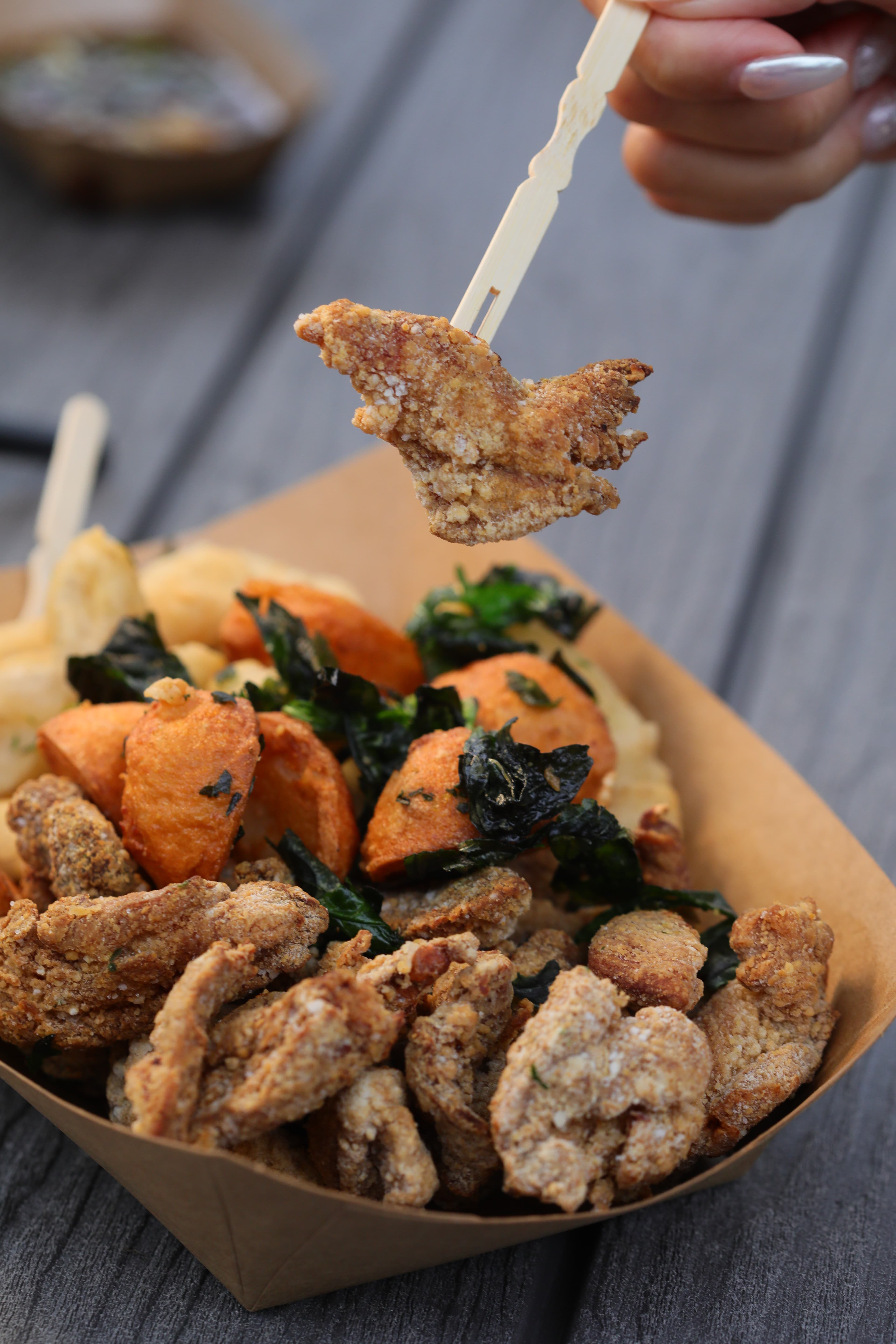 餉賀除了鍋物,炸物「台味塔香鹽酥炸三寶」也很受歡迎,鹽酥雞攤必點套組鹽酥雞、甜不辣、花枝丸一次滿足。(300元/份)