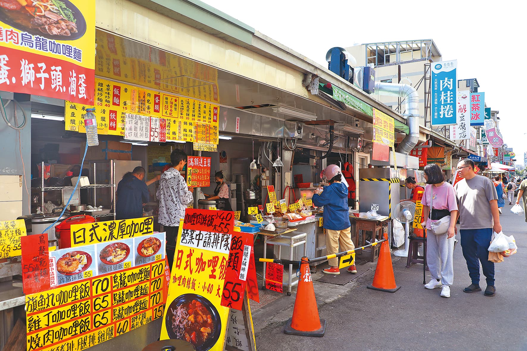 「樂群早餐店」是第五市場高CP值的代表,每天早上到中午,人潮不絕。